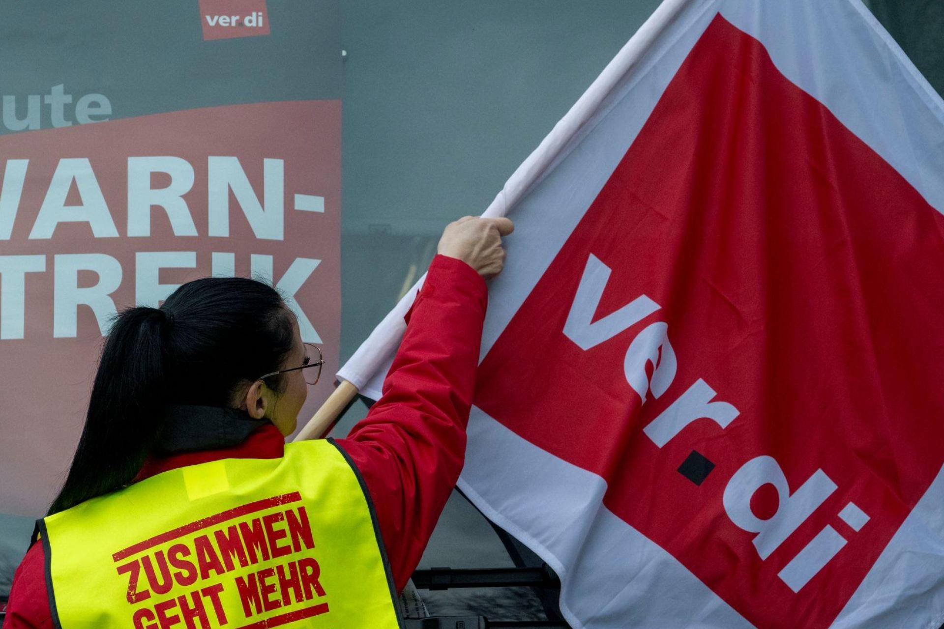Mit Warnstreiks in Augsburg will Verdi den Druck auf die Arbeitgeber erhöhen.  (Archivbild: Stefan Puchner/dpa)