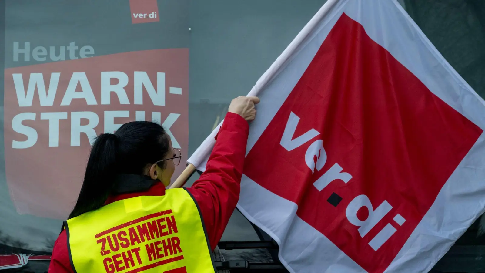 Mit Warnstreiks in Augsburg will Verdi den Druck auf die Arbeitgeber erhöhen.  (Archivbild: Stefan Puchner/dpa)