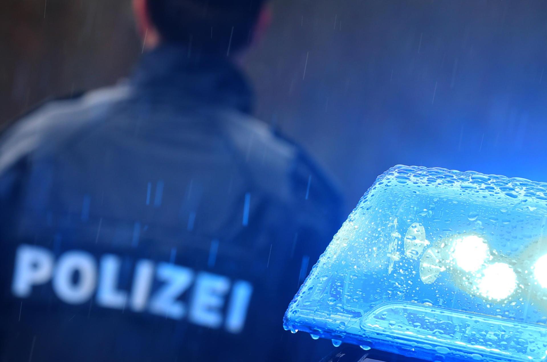 Die Polizei findet in Wernberg-Köblitz ein Auto vor, das ohne Fahrer in einen Grünstreifen gerollt war. (Symbolbild: Karl-Josef Hildenbrand)