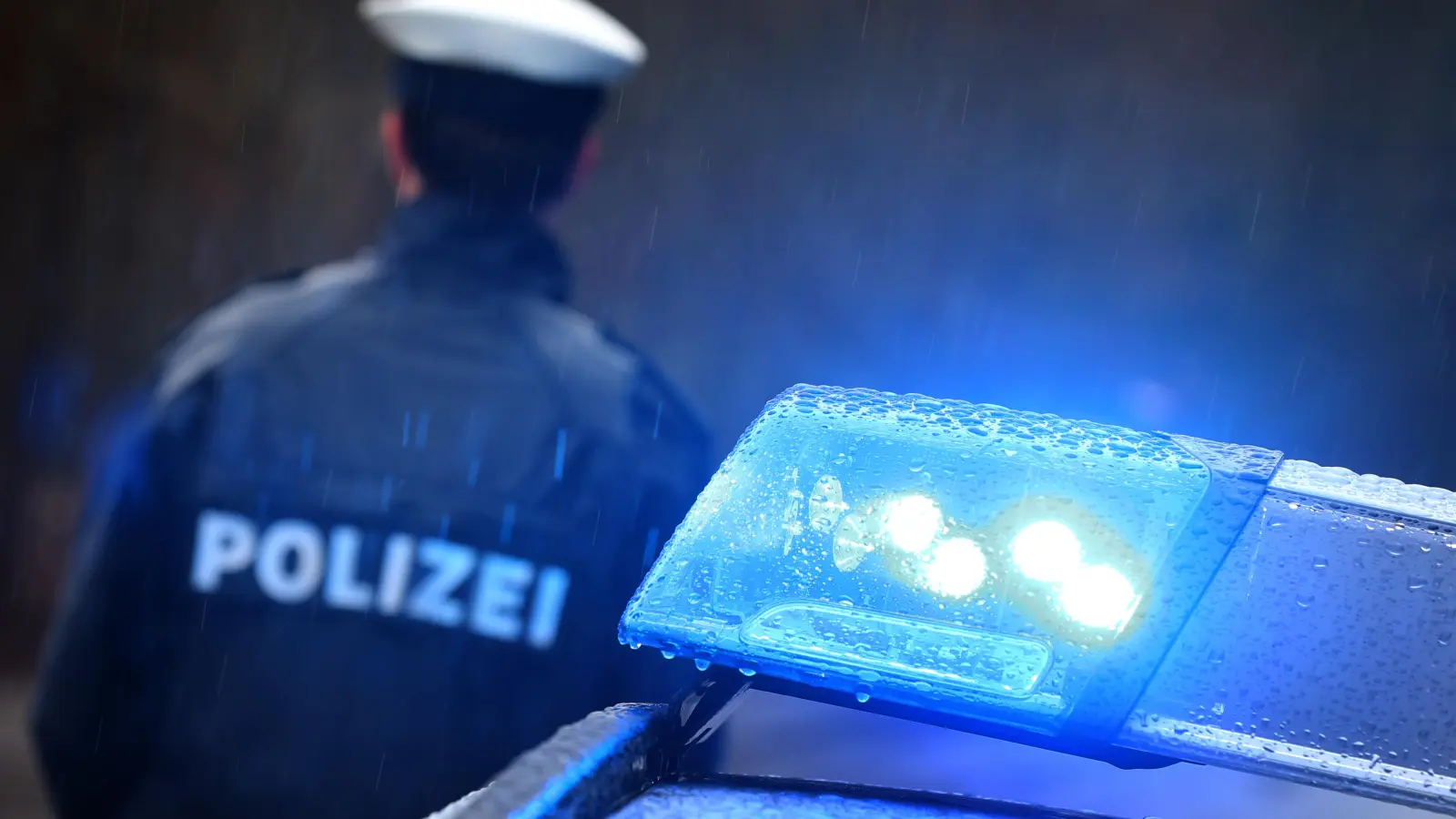 Die Polizei findet in Wernberg-Köblitz ein Auto vor, das ohne Fahrer in einen Grünstreifen gerollt war. (Symbolbild: Karl-Josef Hildenbrand)