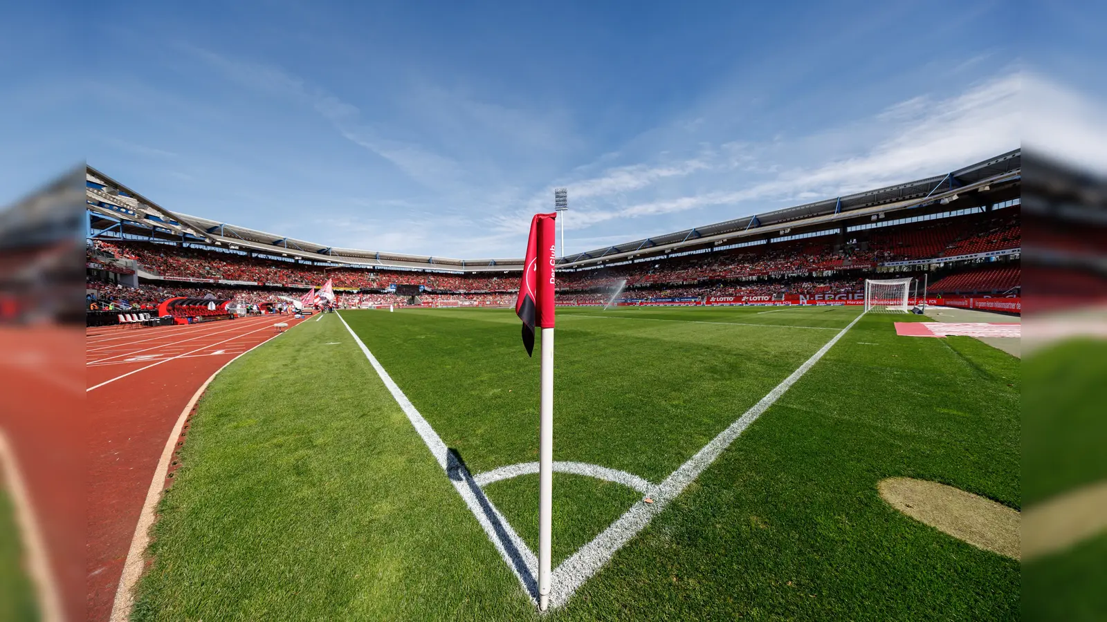 In der Nähe des Max-Morlock-Stadions in Nürnberg ist eine Fliegerbombe aufgetaucht.  (Archivbild: Daniel Karmann/dpa)