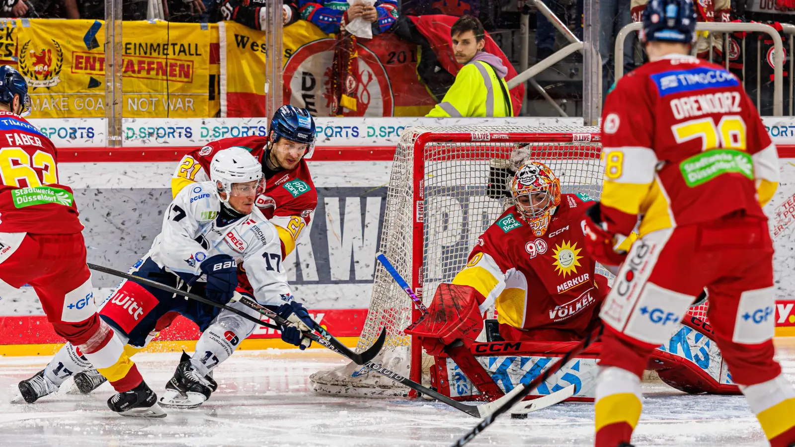 Zach Tsekos (weißes Trikot) von den Blue Devils Weiden versucht gegen den Düsseldorfer Emil Quaas und Goalie Ryan Bednard zum Abschluss zu kommen. (Bild: Werner Moller)