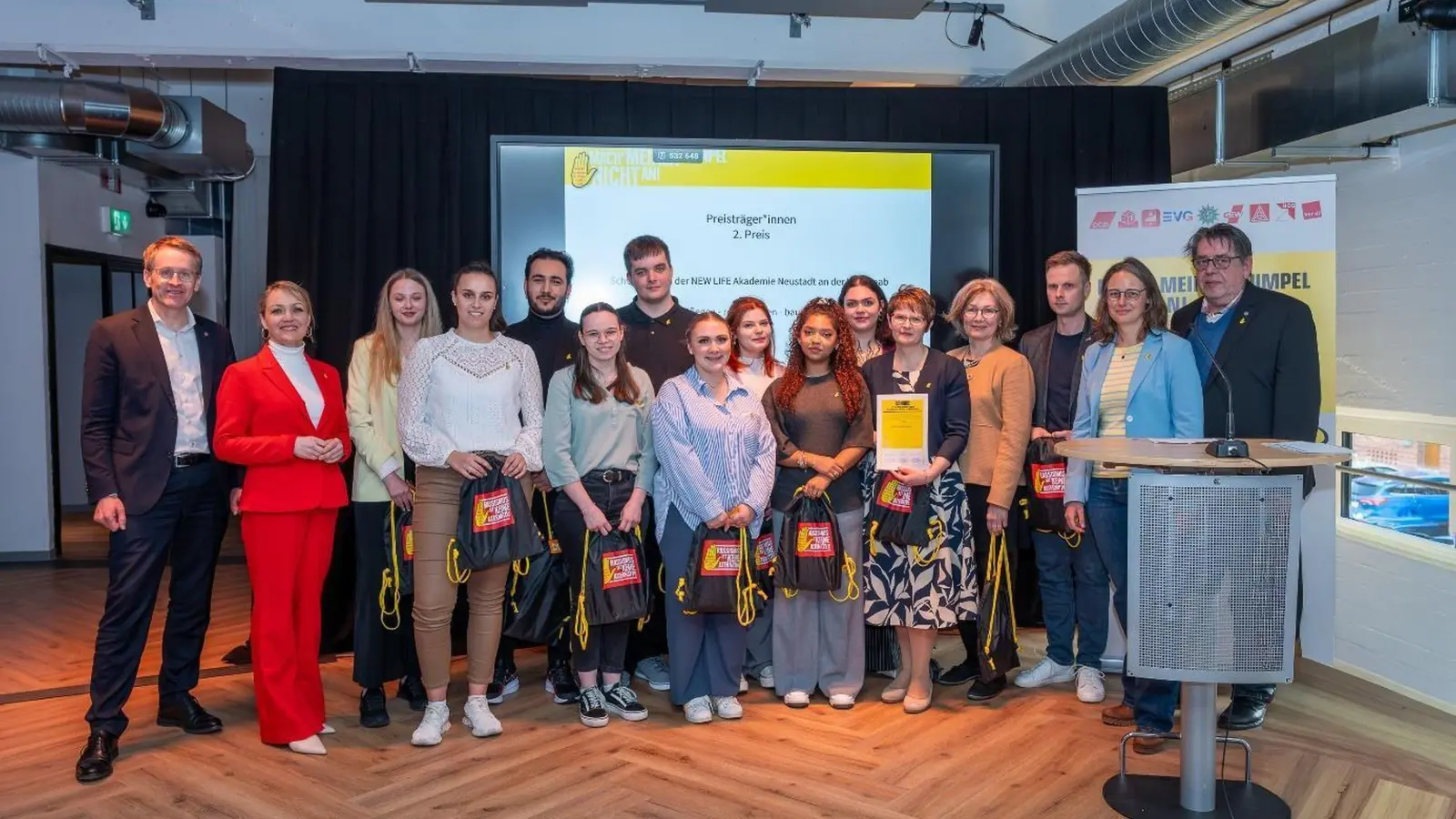 Schleswig-Holsteins Ministerpräsident Daniel Günther (links) gratulierte den Preisträgern der Berufsfachschule für Pflegeberufe NEW Life zu ihrem gelungenen Wettbewerbsbeitrag gegen Rassismus. (Bild: Julia Petersen)