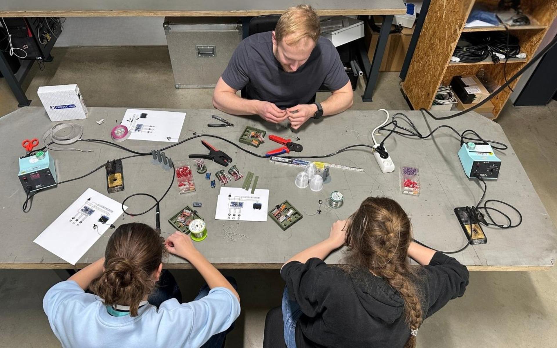 Vorne die beiden Schülerinnen, hinten Ausbilder Florian Helgert. (Bild: Nikoletta Georgoula)