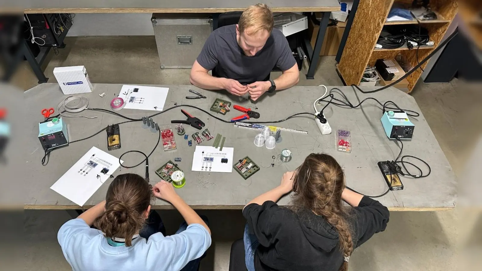 Vorne die beiden Schülerinnen, hinten Ausbilder Florian Helgert. (Bild: Nikoletta Georgoula)