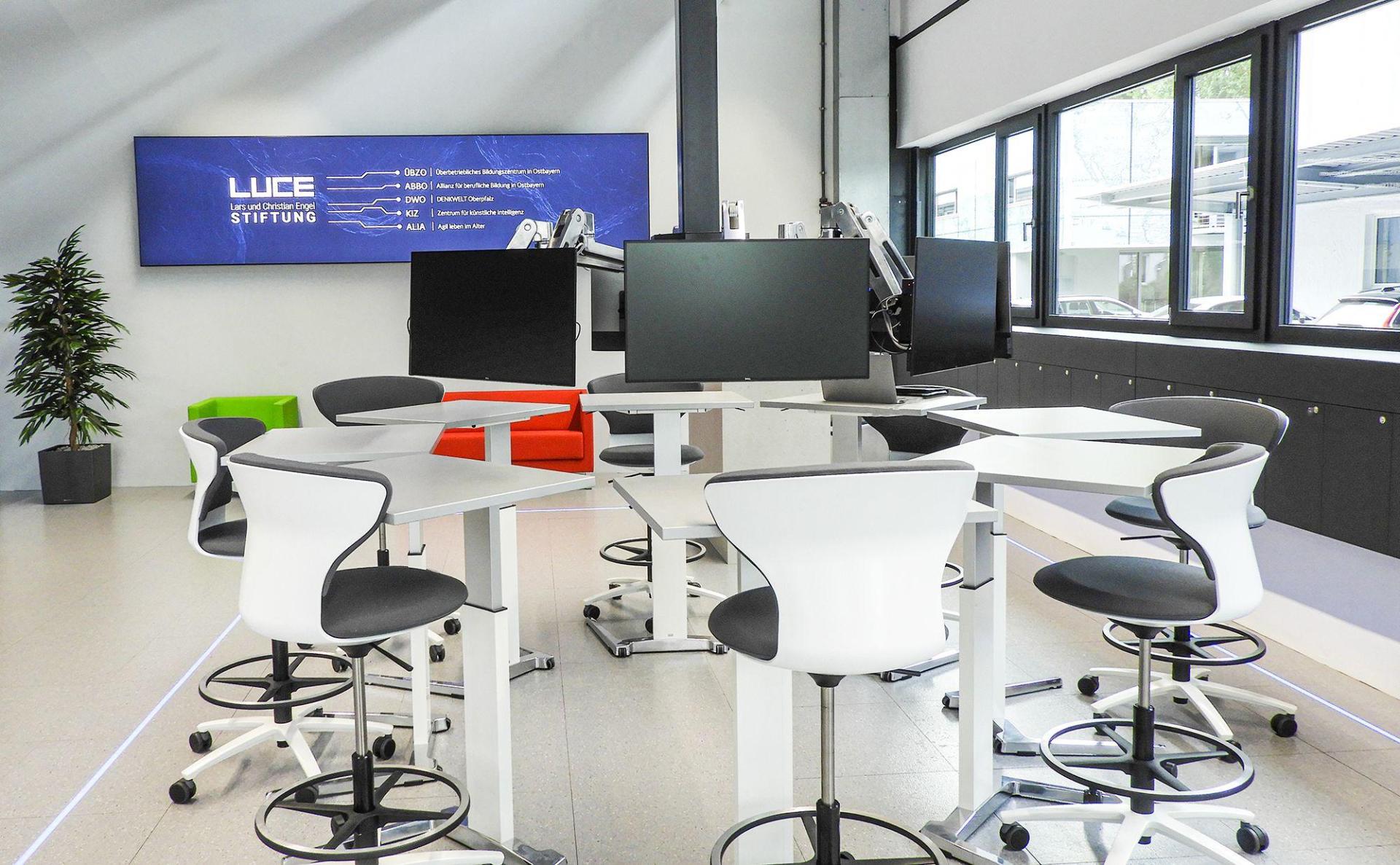 An solchen Arbeitsspinnen im neuen TTZ (Technologie-Transfer-Zentrum) in Weiherhammer tüfteln Experten über KI-Lösungen für Industrie und Handwerk. (Bild: Sebastian Gmeiner, LUCE-Stiftung.)