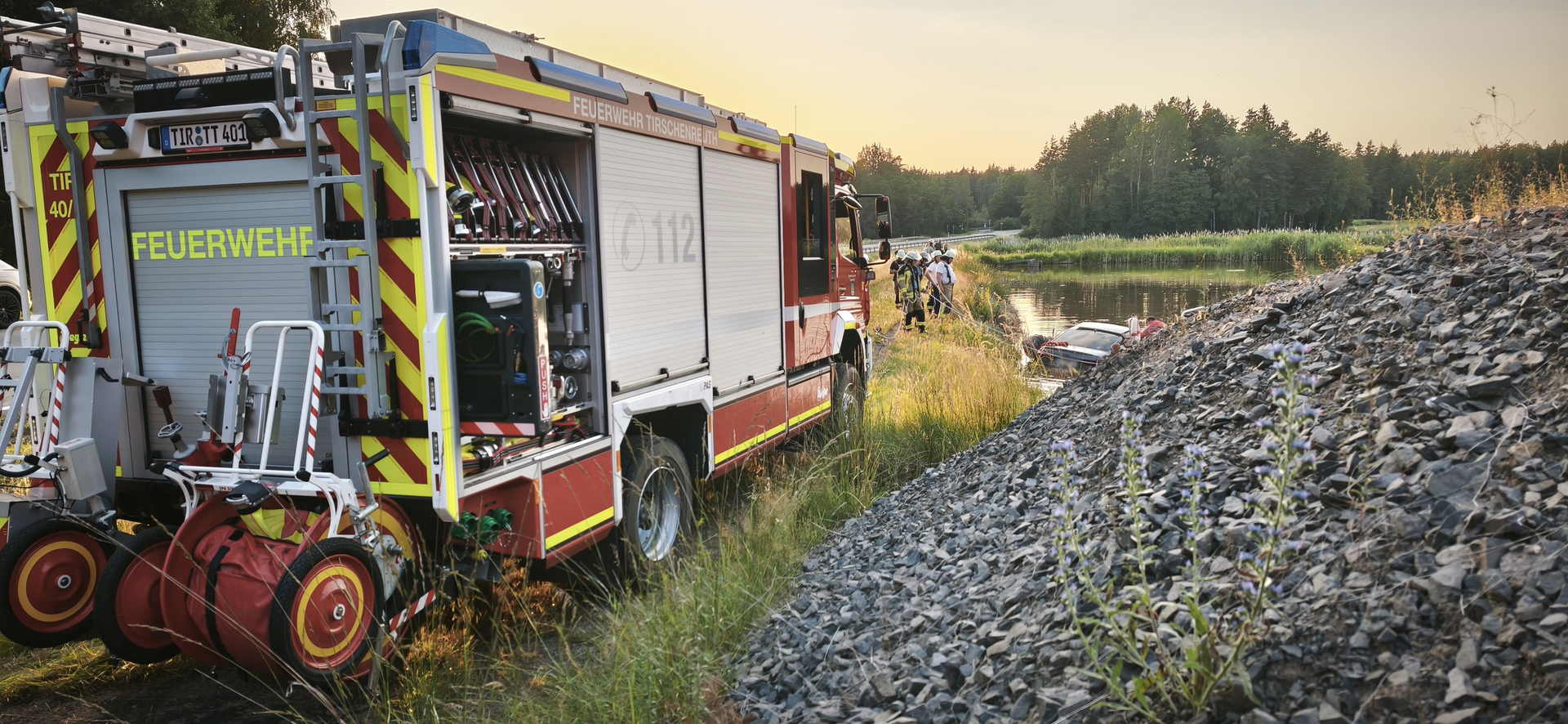 Die Feuerwehr ist zur Stelle, um den Audi zu bergen. (Bild: Peter Nickl)