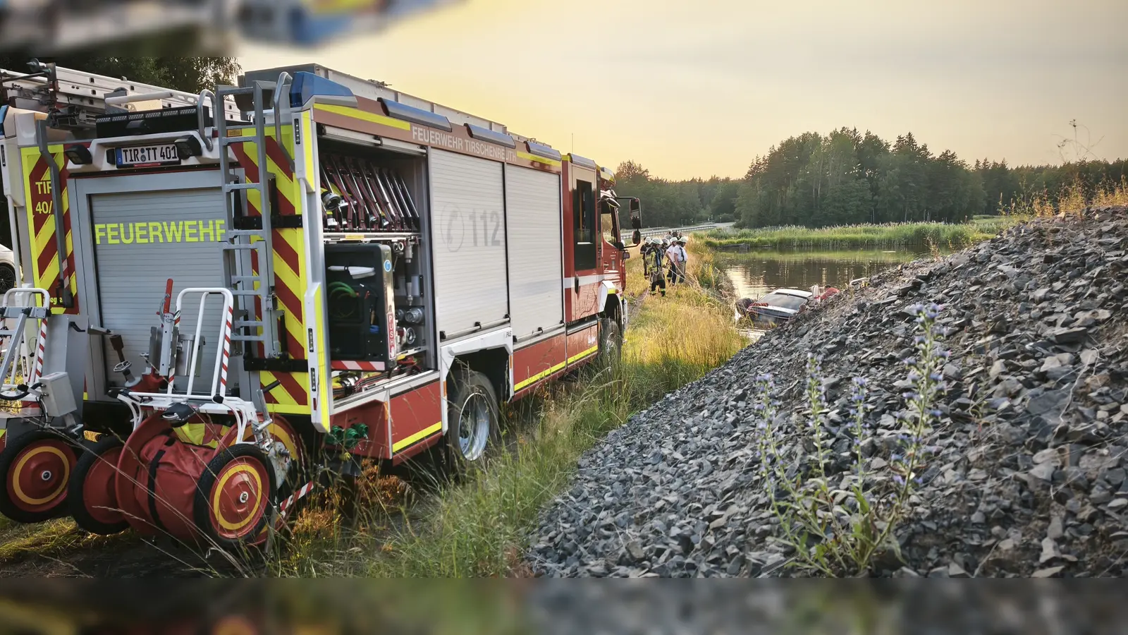 Die Feuerwehr ist zur Stelle, um den Audi zu bergen. (Bild: Peter Nickl)