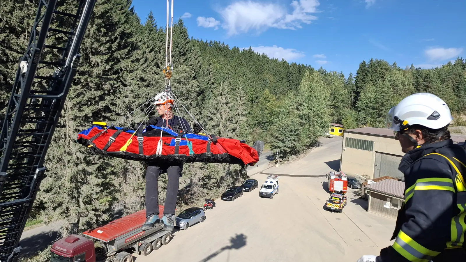 Frei in der Luft hängend üben die Rettungskräfte die Absturzsicherung bei Böhmischbruck.  (Bild: Michael Roith)