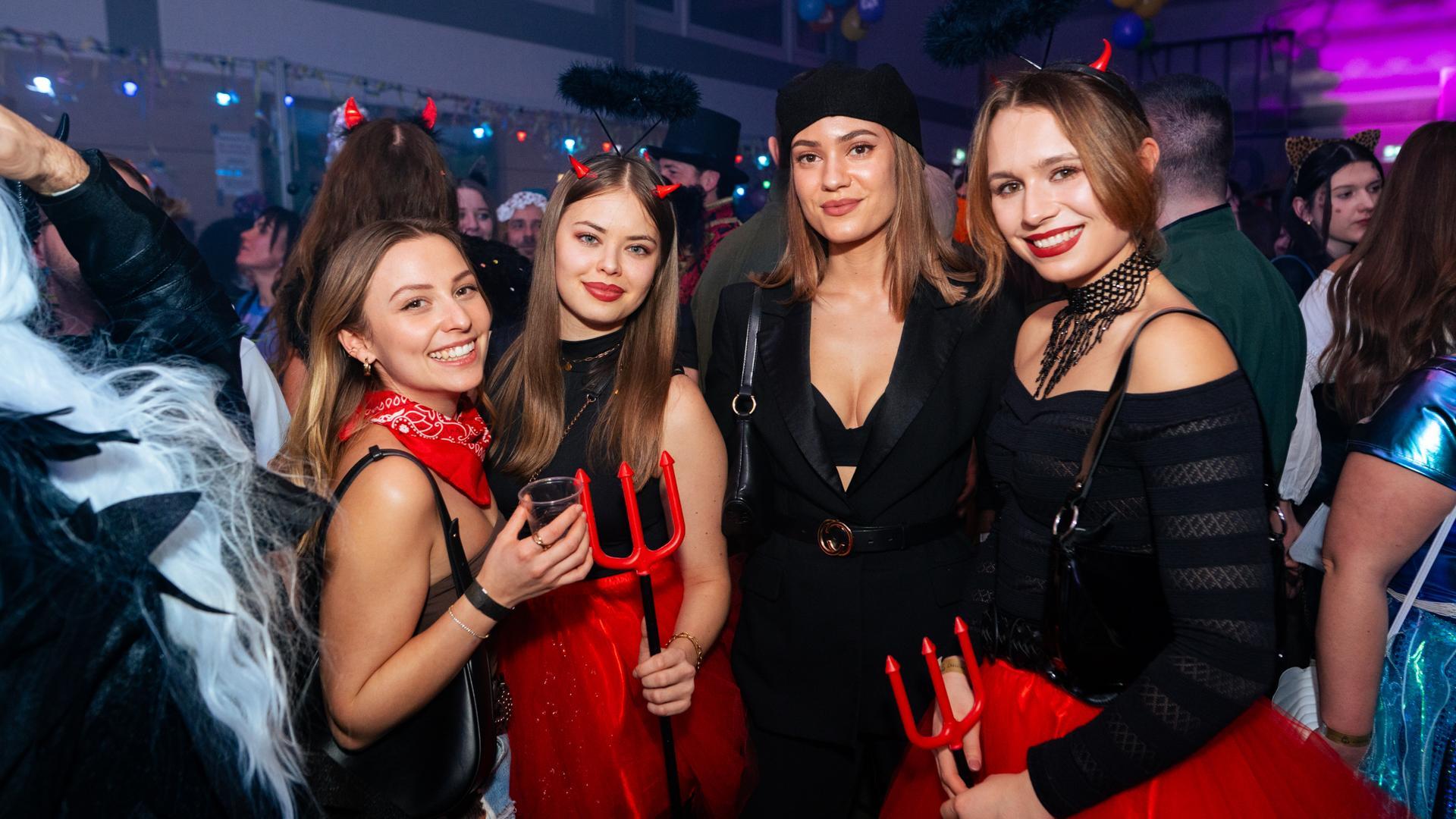 Am Sportlerball in Schirmitz gings mit Vollgas weiter im Faschingstreiben.  (Bild: Hannes Stock)