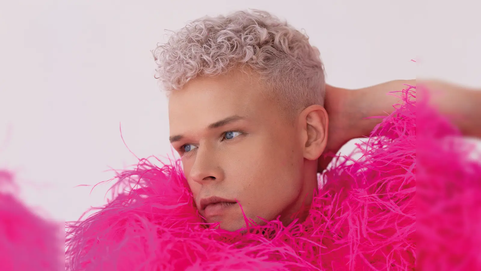 Tobias Born, der queer-feministische Comedian, erobert die Comedy-Szene mit seinem einzigartigen Stil und scharfen Witz. Am 24. Oktober ist er bei der Comedy-Nacht in der Kulturscheune dabei. (Bild: Marcel Küfer/exb)