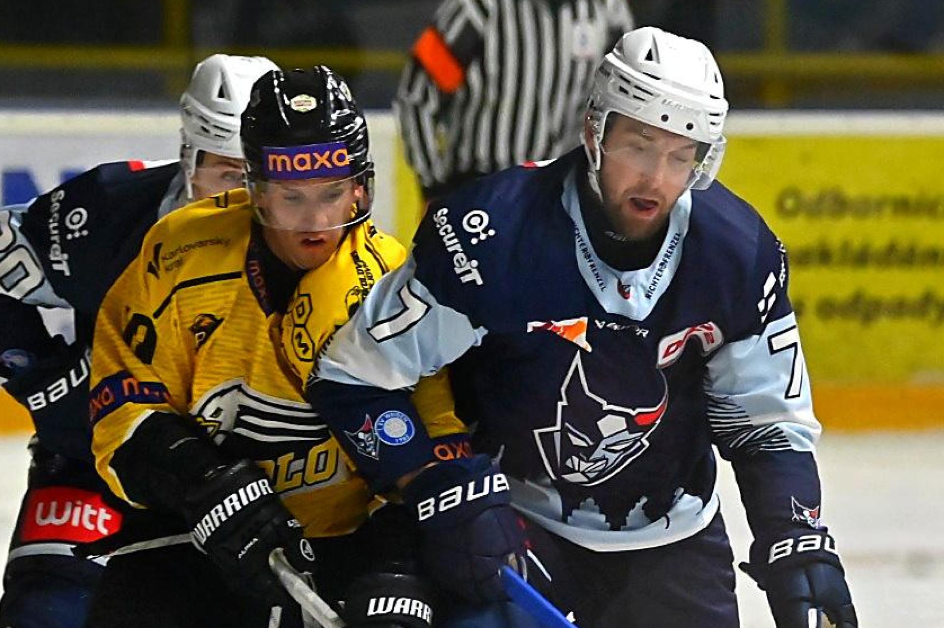 Die Blue Devils Weiden um Luca Gläser (Mitte) kassierten in Sokolov eine 1:3-Niederlage.  (Bild: Thomas Schrems)