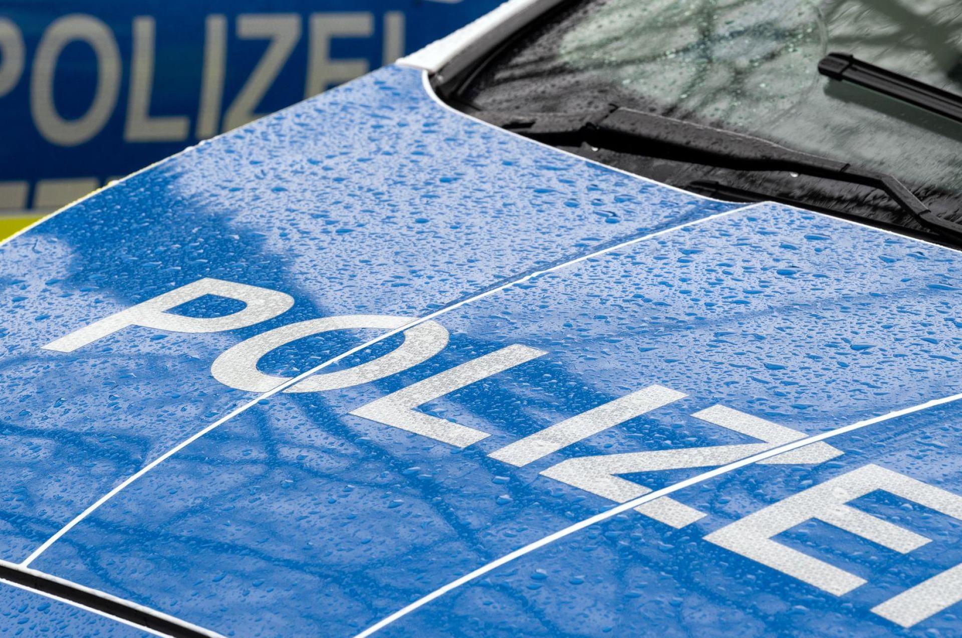 Streit um Schuhe im Weidener Westen: Bewohner wirft Schuhe in den Müll, Eigentümer reagiert verärgert (Symbolbild: Soeren Stache/dpa)