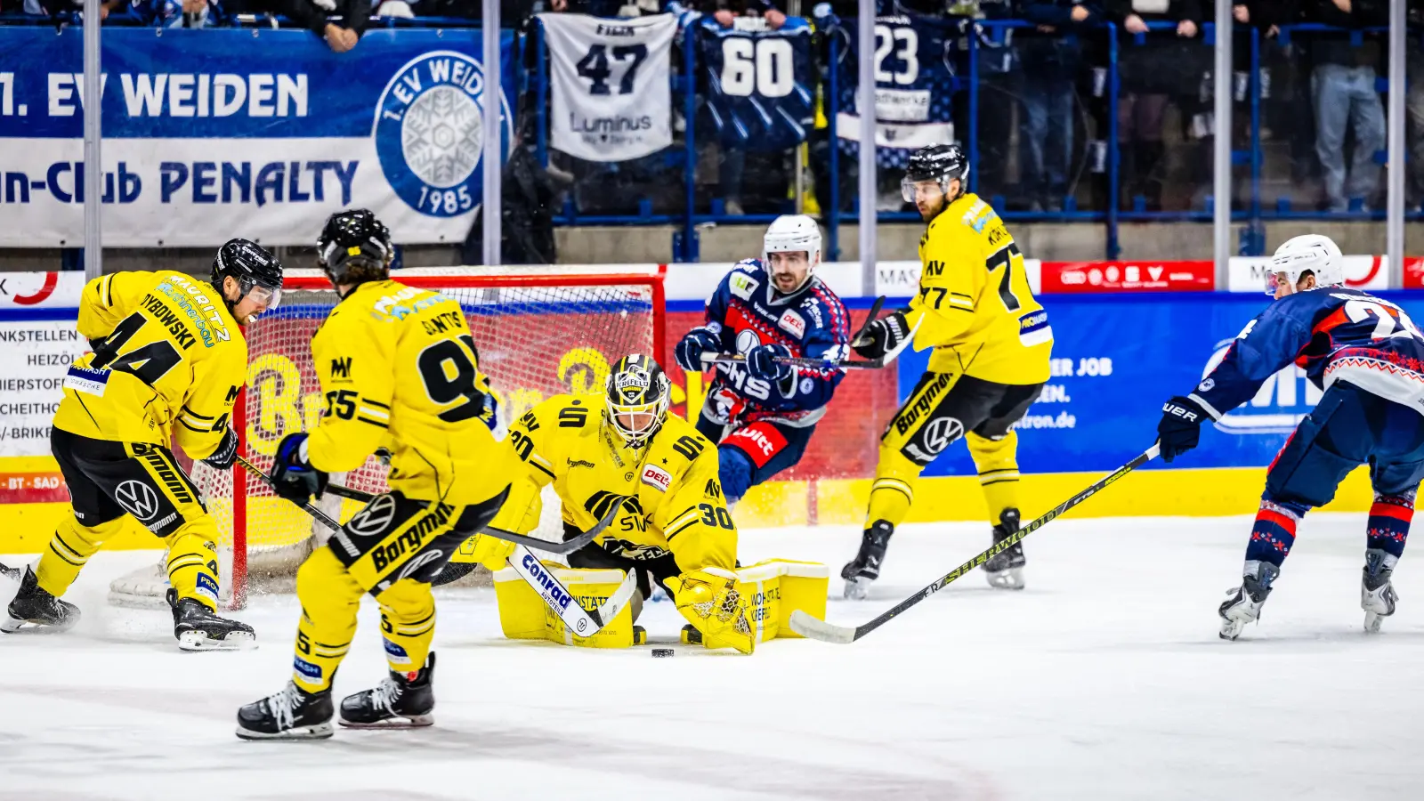 Die Krefeld Pinguine (gelbe Trikots) haben Danny aus den Birken unter Vertrag genommen. Ein Garant für den Aufstieg? Könnte sein.  (Bild: Tobias Neubert)