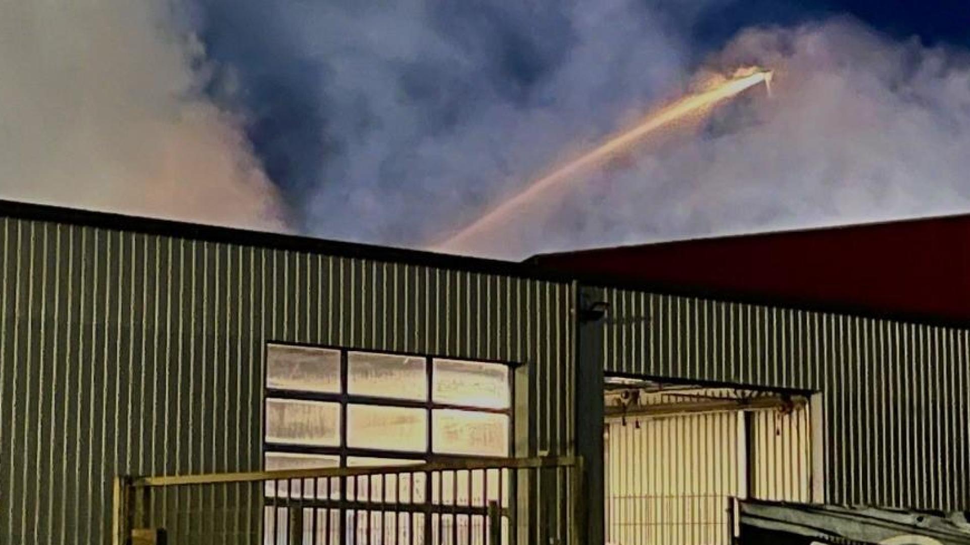 Im Ziegler-Werk in Döllnitz brennt es am späten Dienstagnachmittag.  (Bild: Gabi Schönberger)