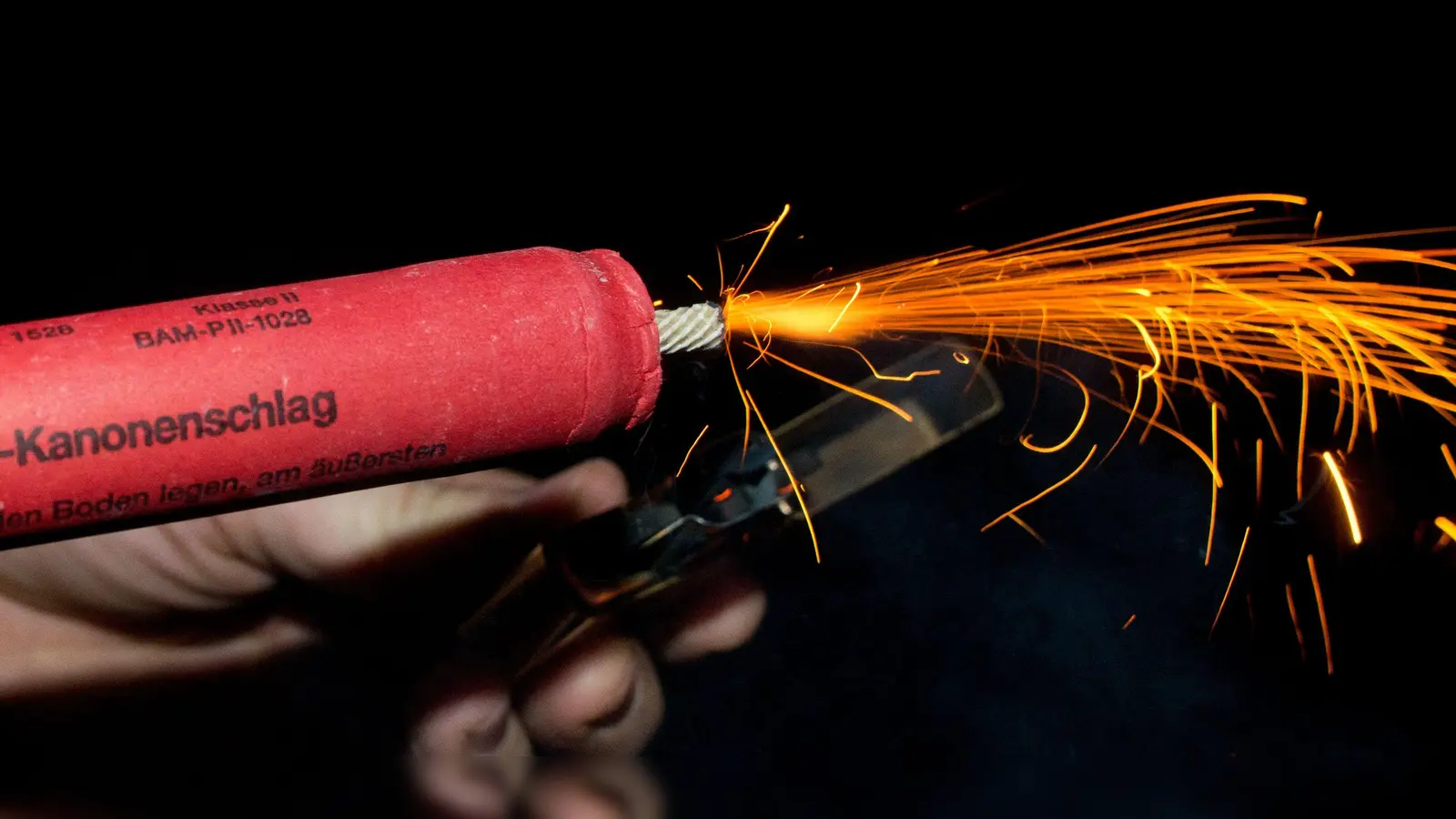 Die Männer warfen Böller auf Autos. Die Polizei übergab die Soldaten der Militärpolizei. (Symbolbild: Patrick Pleul/dpa)