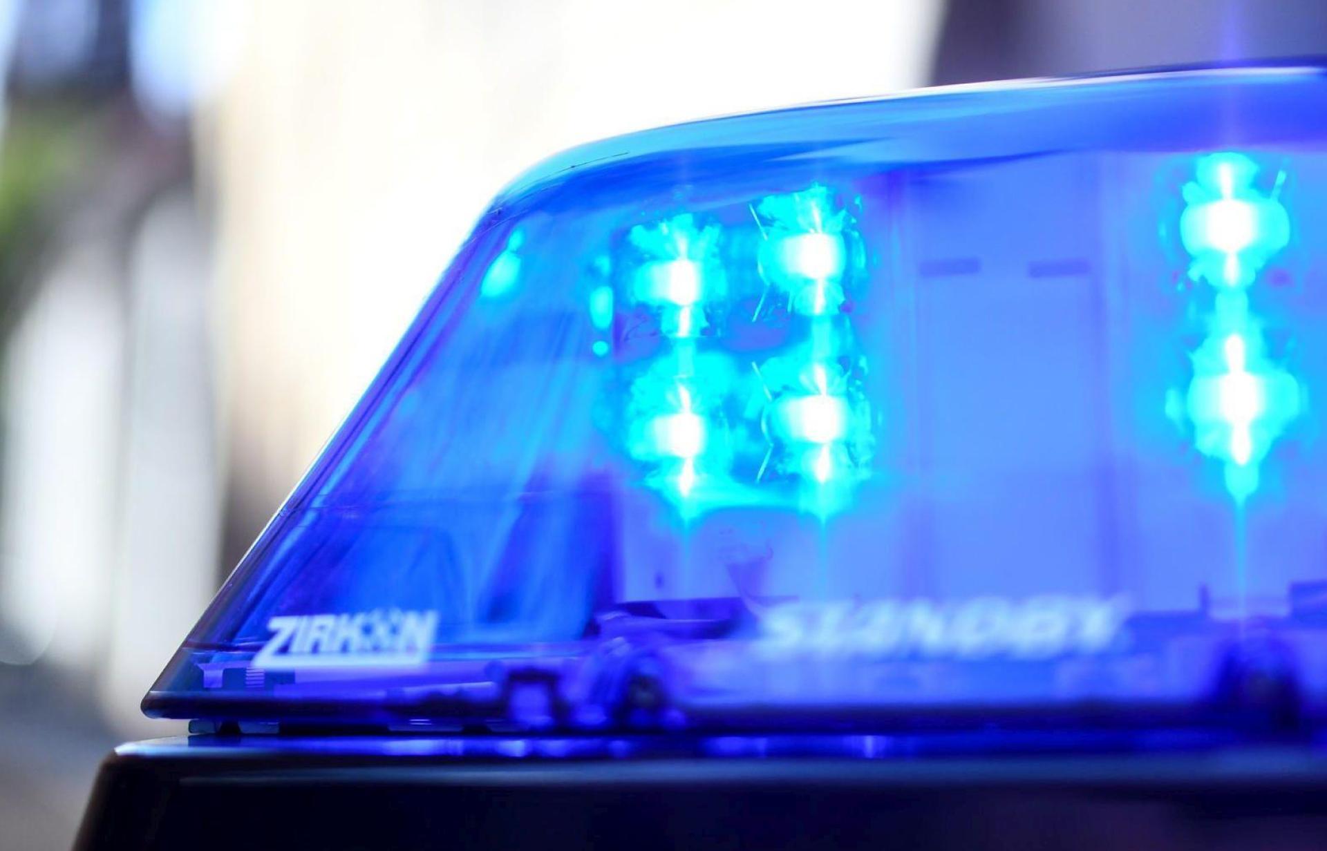 Ein 68-jähriger Mann stört einen Notfalleinsatz. Jetzt droht ihm ein Strafverfahren.  (Symbolbild: Patrick Seeger/dpa)