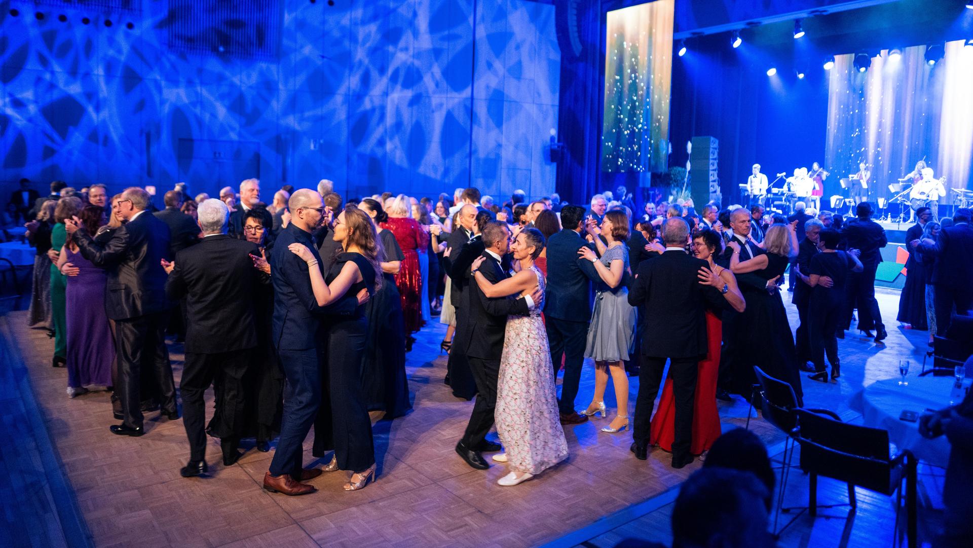 Am Samstag wurde es in der Weidener Max-Reger-Halle außergewöhnlich festlich. (Bild: Hannes Stock)