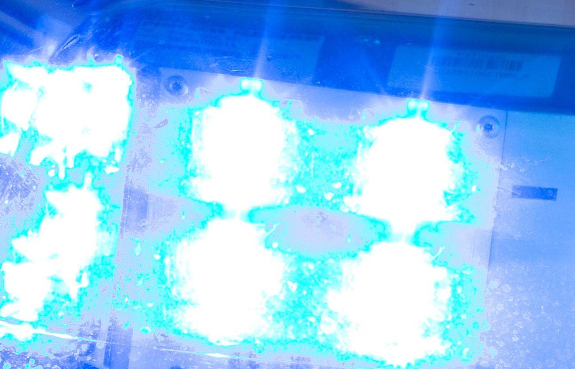 Bei einem Unfall in Windischeschenbach berührten sich die Spiegel von zwei Autos.  (Symbolbild: Friso Gentsch/dpa)