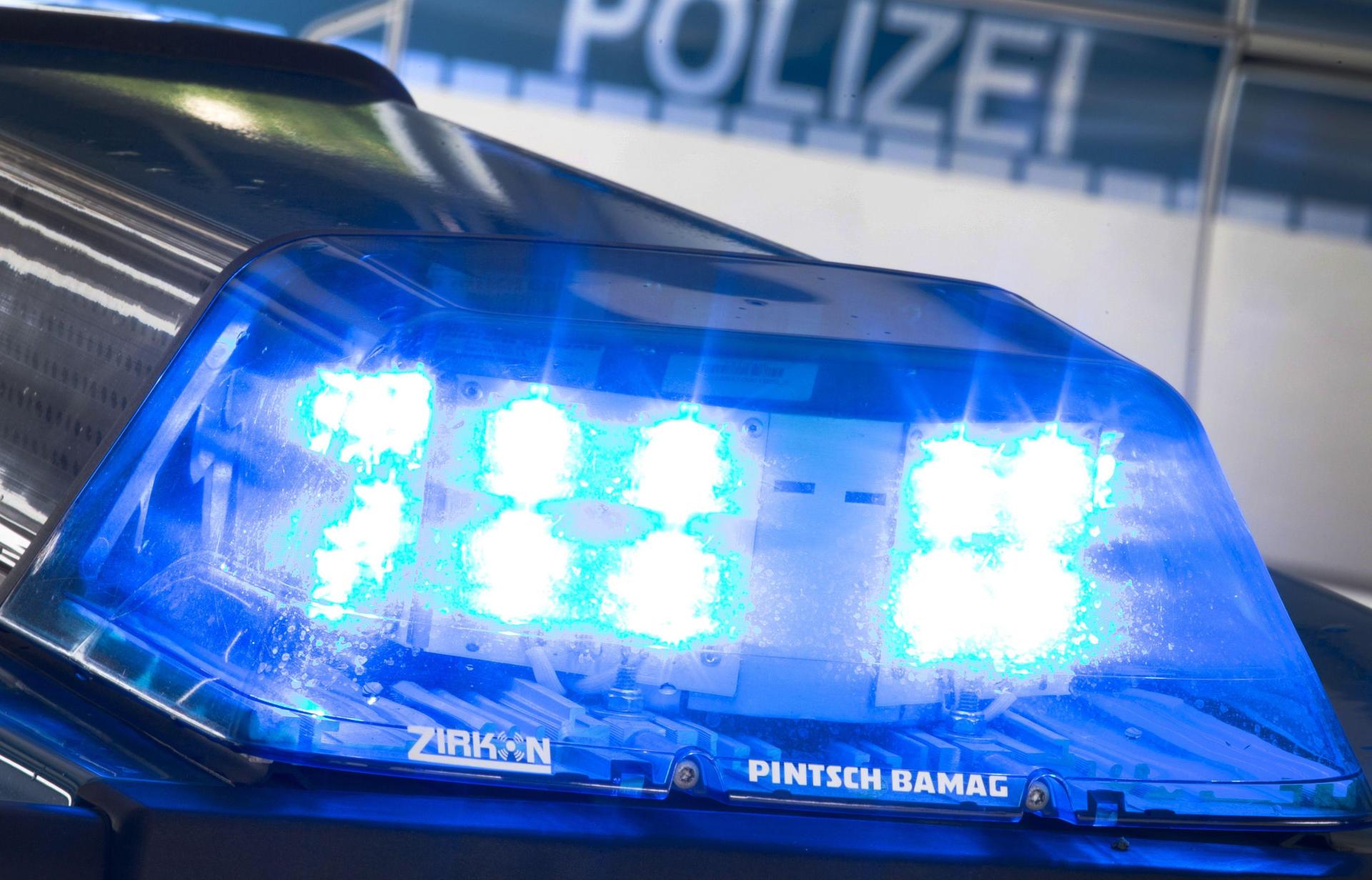 Die Polizei ermittelt wegen einer Fahrerflucht auf der Straße zwischen Falkenberg und Lengenfeld. (Bild: Friso Gentsch/dpa)