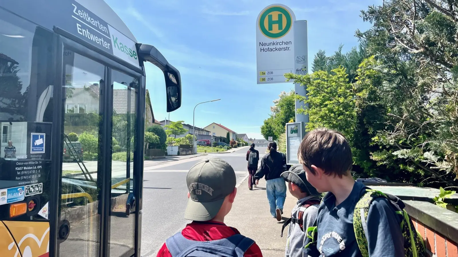 Noch im September waren manche Busse zu Weidener Schulen überfüllt oder verspätet. Die Stadt und Busbetreiber Wies haben nachgesteuert. Ergebnis: Jetzt läuft&#39;s besser.  (Archivbild: Gabi Schönberger)