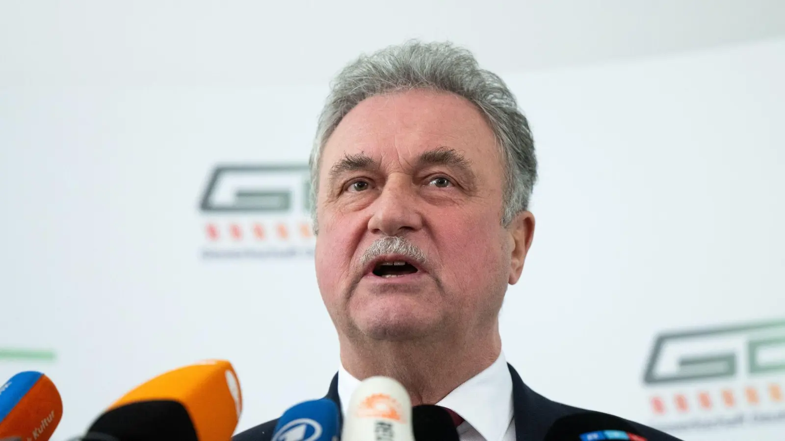 Nach dem Ende des mehrtägigen Lokführerstreiks spricht GDL-Chef Claus Weselsky auf einer Pressekonferenz in Berlin. (Bild: Monika Skolimowska/dpa)