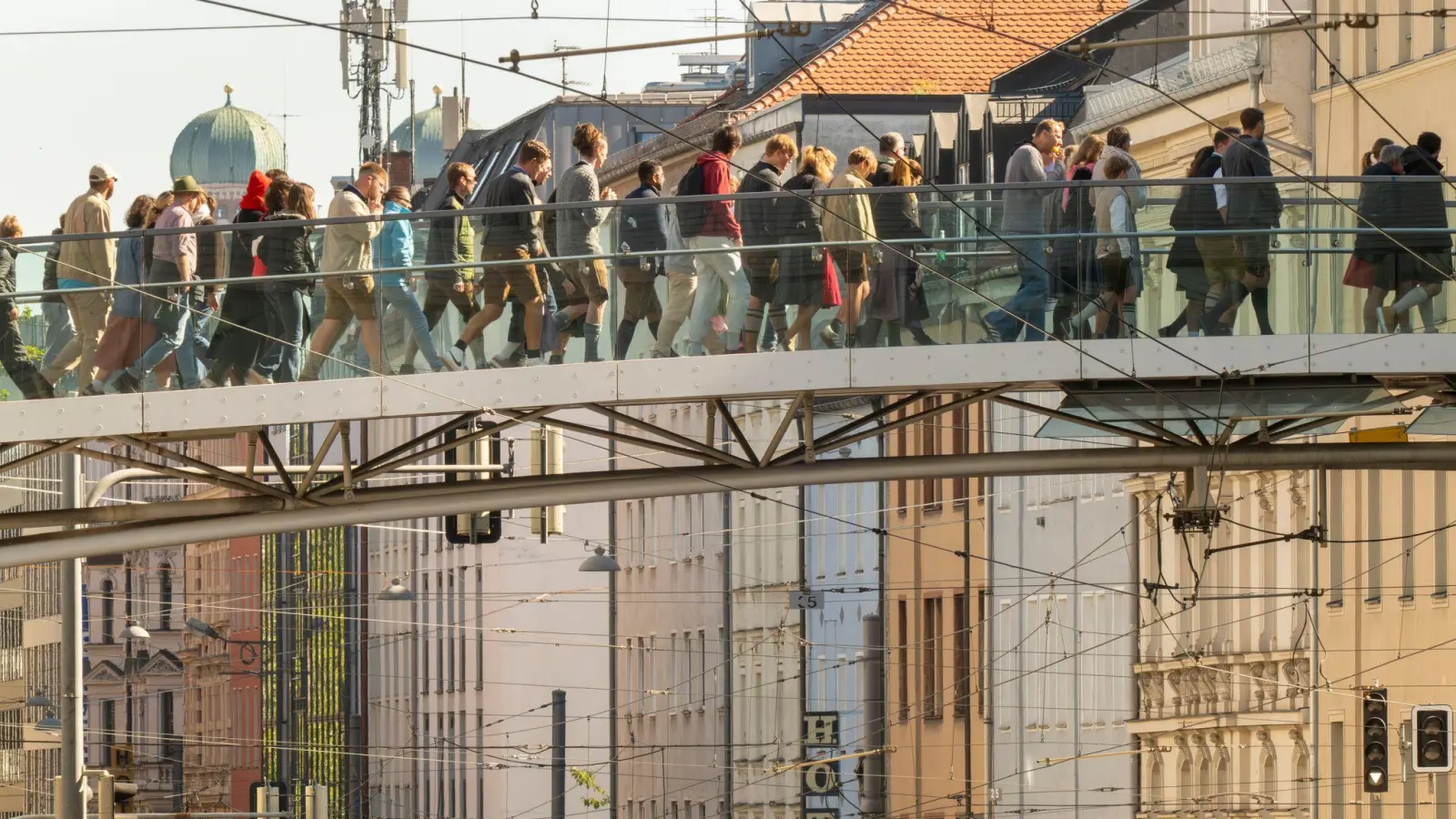 Menschen strömen in den letzten Wiesn-Tagen zur Theresienwiese. (Bild: Peter Kneffel/dpa)