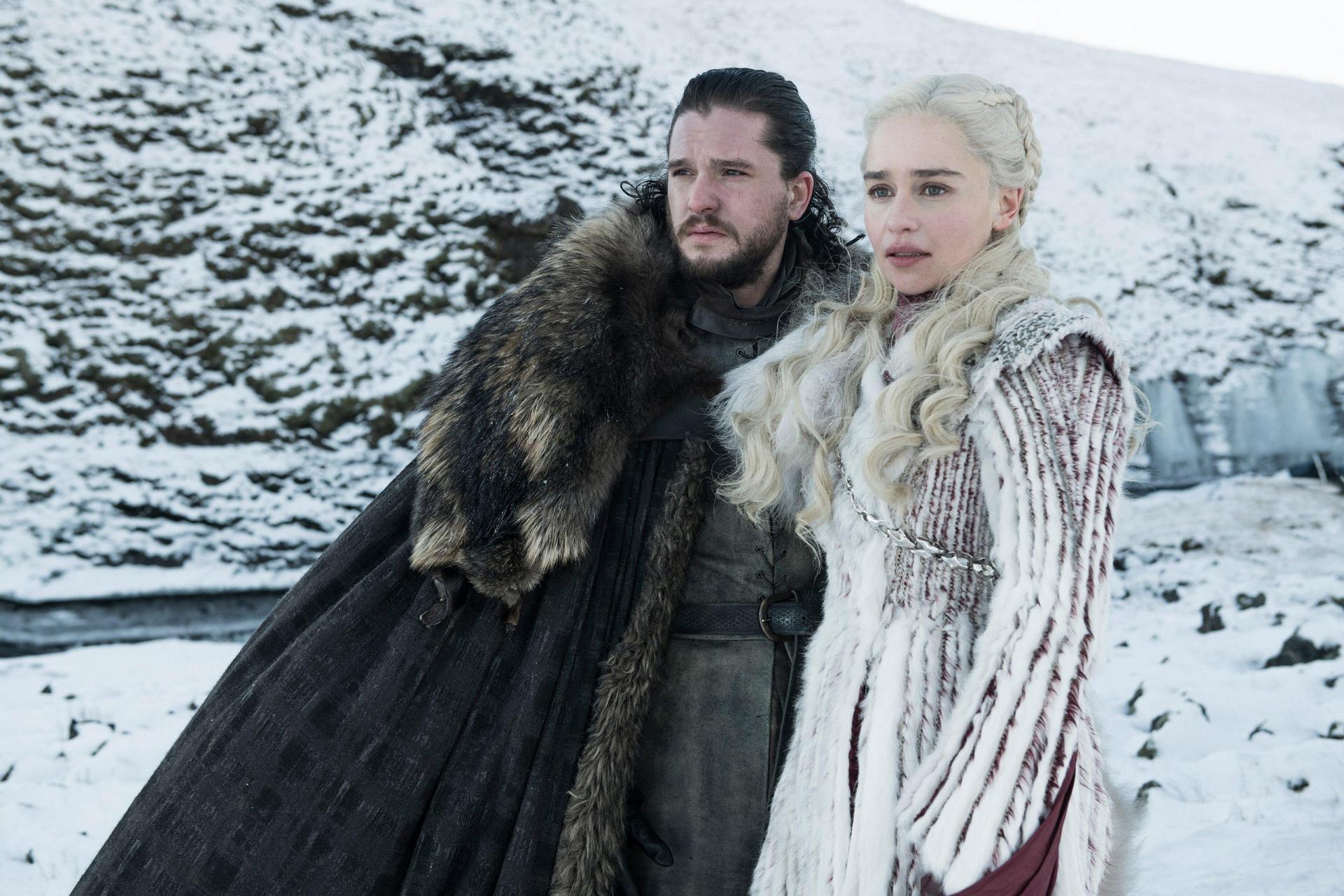 Kit Harington als Jon Snow und Emilia Clarke als Daenerys Targaryen in einer Folge der Serie „Games of Thrones“.  (Archivbild: dpa (Sky/Archivbild))