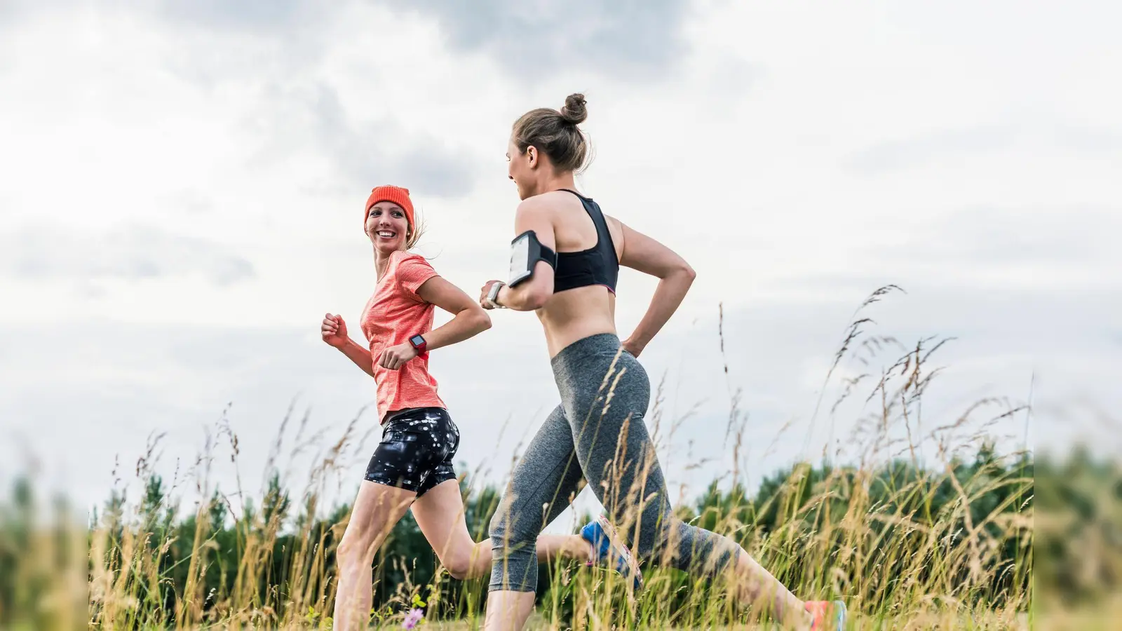 Der Laufsport entwickelt sich zum Gemeinschaftserlebnis: Beim „House Run“ in Weiden werden rund 165 Teilnehmer gemeinsam 6,4 Kilometer laufen, begleitet von House-Musik. (Symbolbild: Uwe Umstätter/Westend61/dpa-tmn)