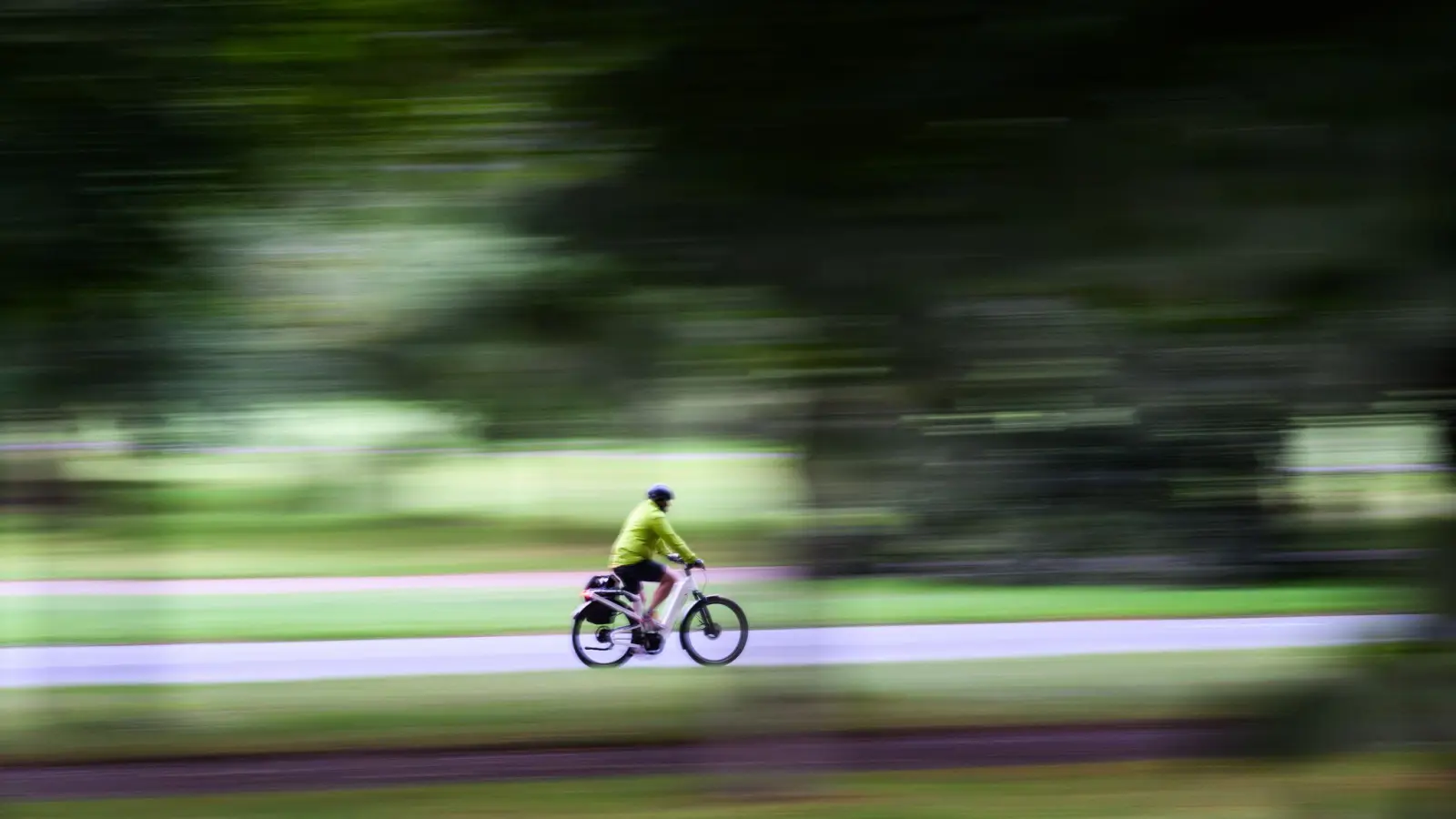 Nicht mal jeder Zweite ist der Ansicht, dass ihm ausreichend sichere Radwege zur Verfügung stehen. (Archivbild) (Bild: Julian Stratenschulte/dpa)