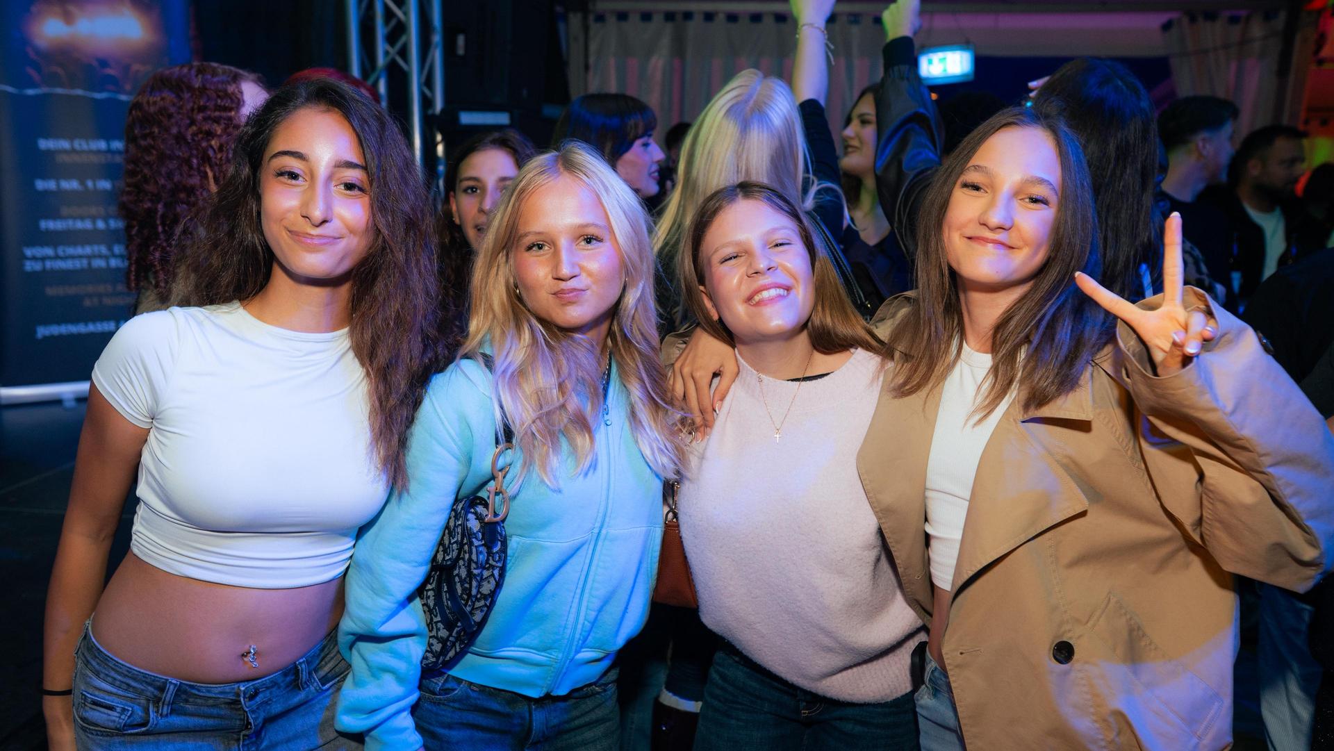 DJ Dollar Bill heizt das Festzelt ein. (Bild: Hannes Stock)
