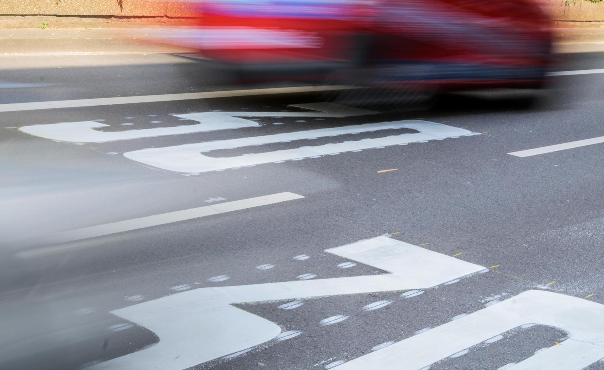 Wer zu schnell fährt und in eine der regelmäßig von der Verkehrspolizei durchgeführten Geschwindigkeitskontrollen rast, muss mit Bußgeld, Punkten im Fahreignungsregister und einem Führerscheinentzug rechnen.  (Symbolbild: Andreas Arnold/dpa)