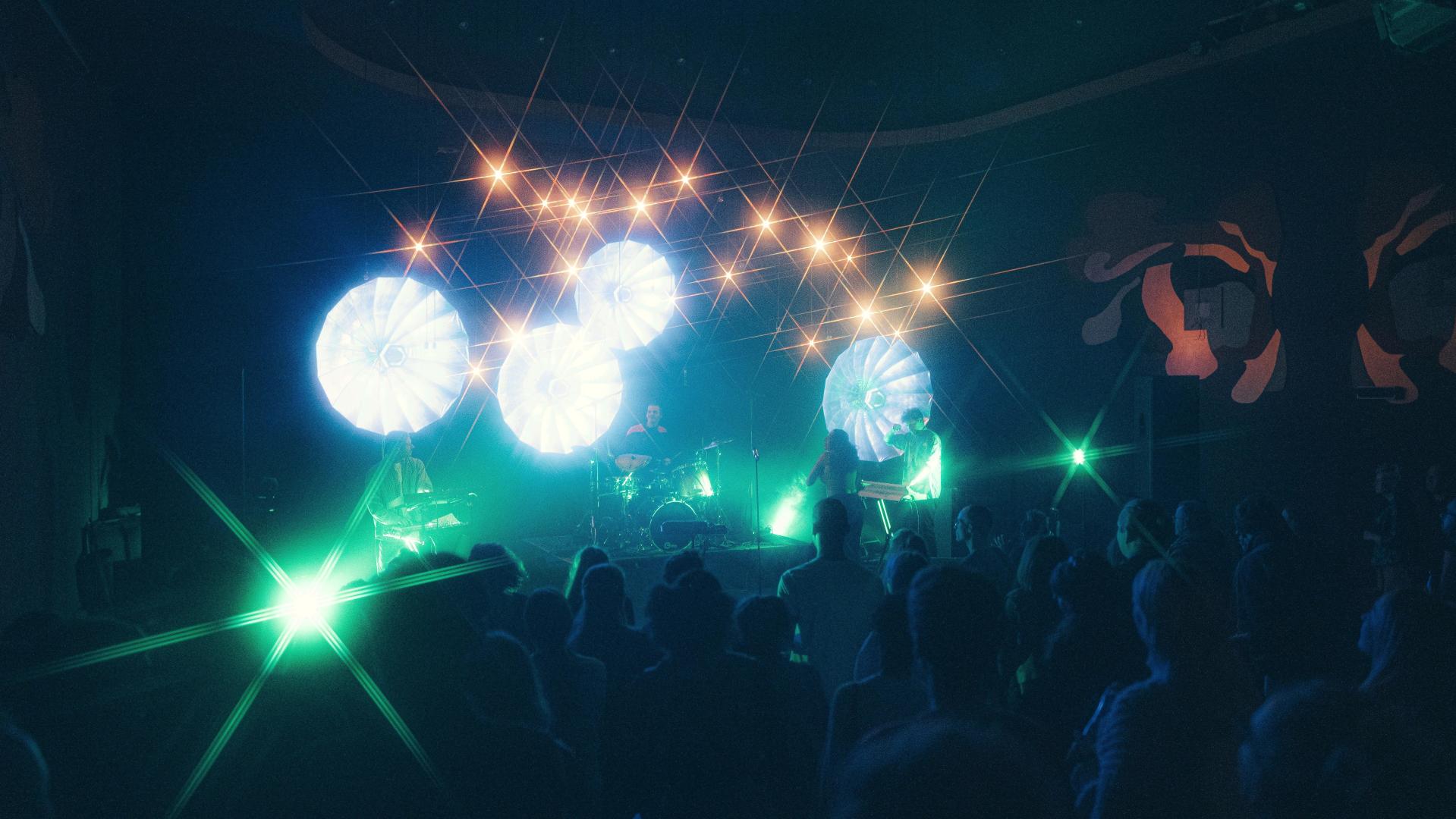 Am Freitag, 28. November, und Samstag, 29. November, lädt das Kulturkollektiv „Das Sündikat e.V.” zum Clubfestival ins ehemalige Ring-Theater.  (Bild: Sebastian Reiter/exb)