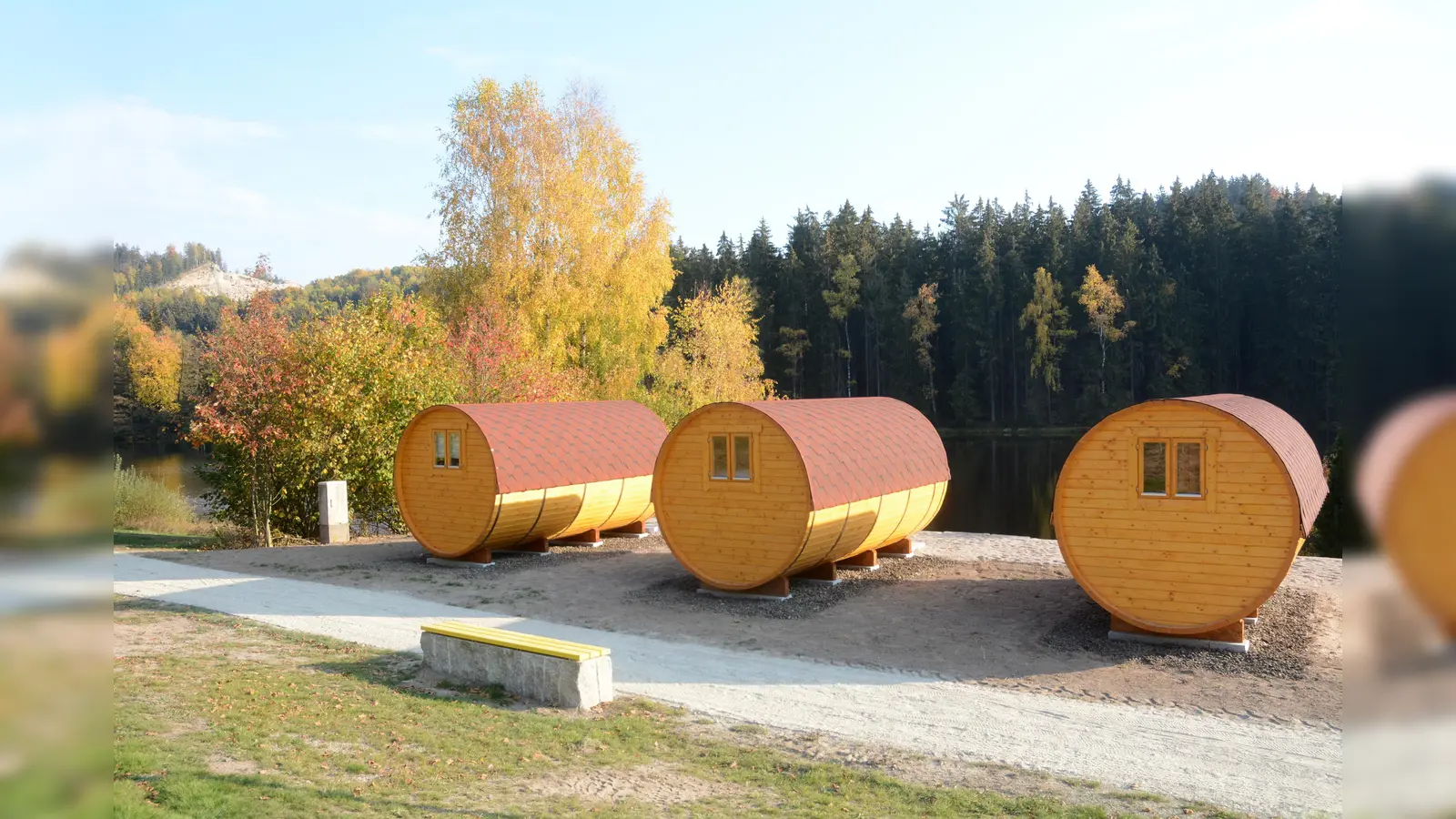 An der Freizeit- und Campinganlage Gaisweiher in Flossenbürg kann man unter anderem in Holzfässern übernachten. (Bild: Gabi Schönberger)