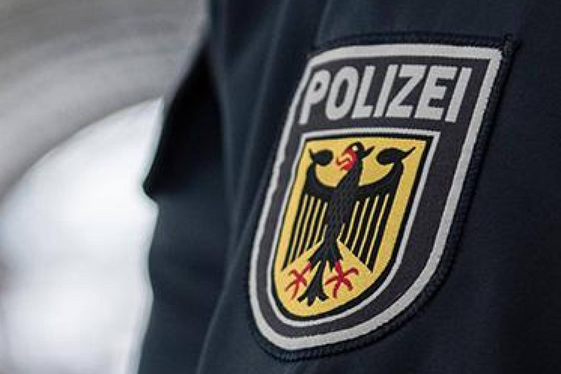 Ein Schwarzfahrer beleidigt im Zug einen Zugbegleiter, ruft „Heil Hitler” und entblößt sich. Die Bundespolizei sucht Zeugen. (Symbolbild: Bundespolizei)