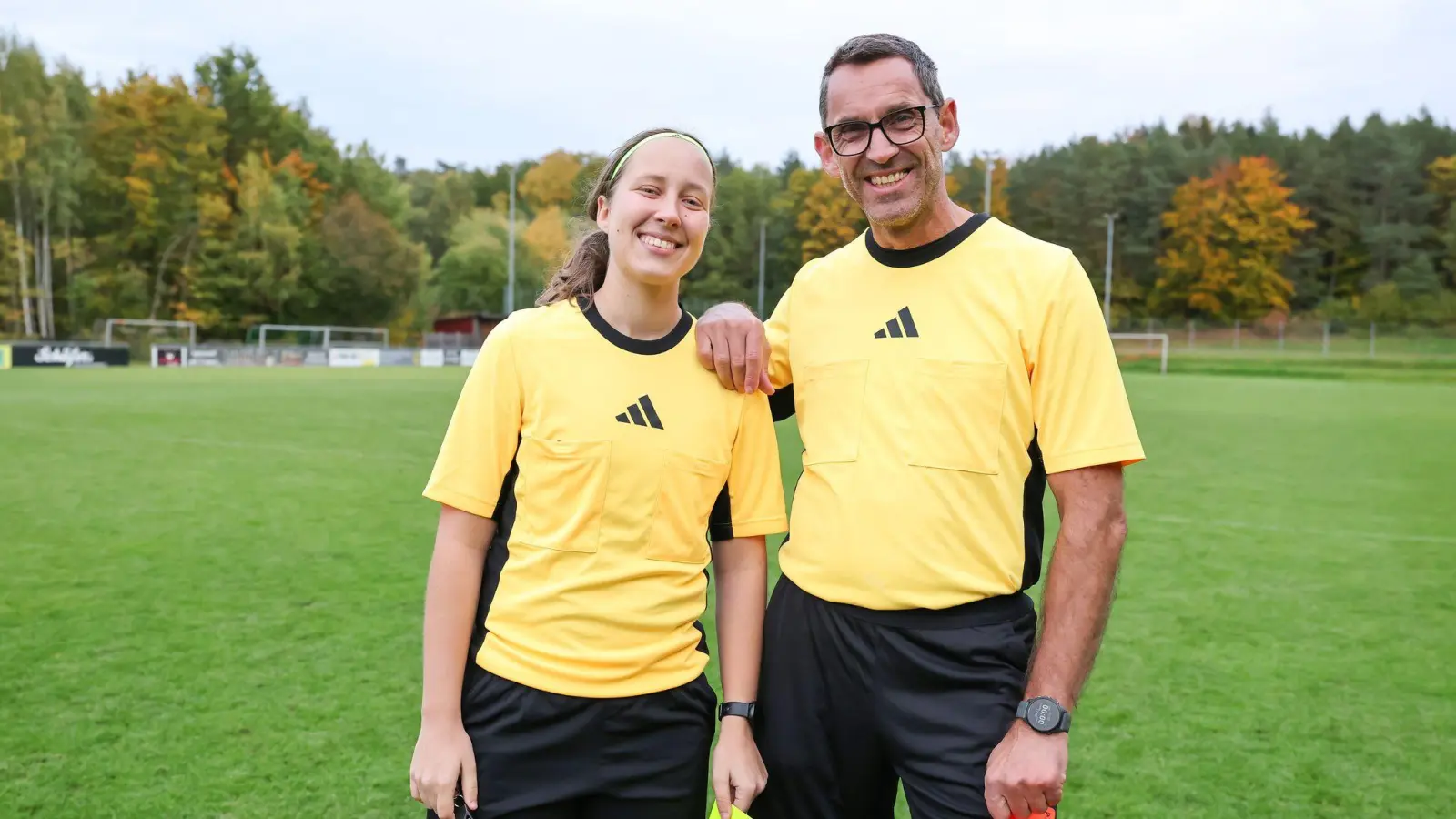 Vater und Tochter engagieren sich als Schiedsrichter. (Bild: Daniel Löb/dpa)