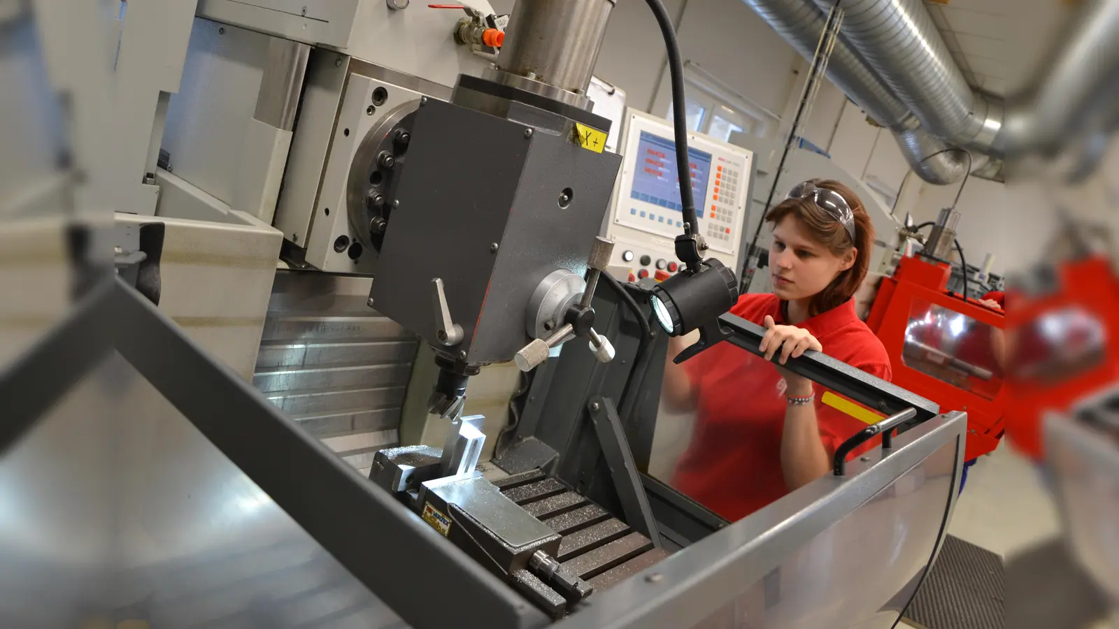 Konzentriert bei der Arbeit: Martina lernt in der Nähe von Sokolov Werkzeugbauer. Die Berufsausbildung in Tschechien ist noch sehr verschult. Das soll sich jetzt ändern. Ihr Ausbildungsbetrieb legt aber schon heute großen Wert auf fundiertes praktisches Knowhow. (Bild: Reiner Wittmann)