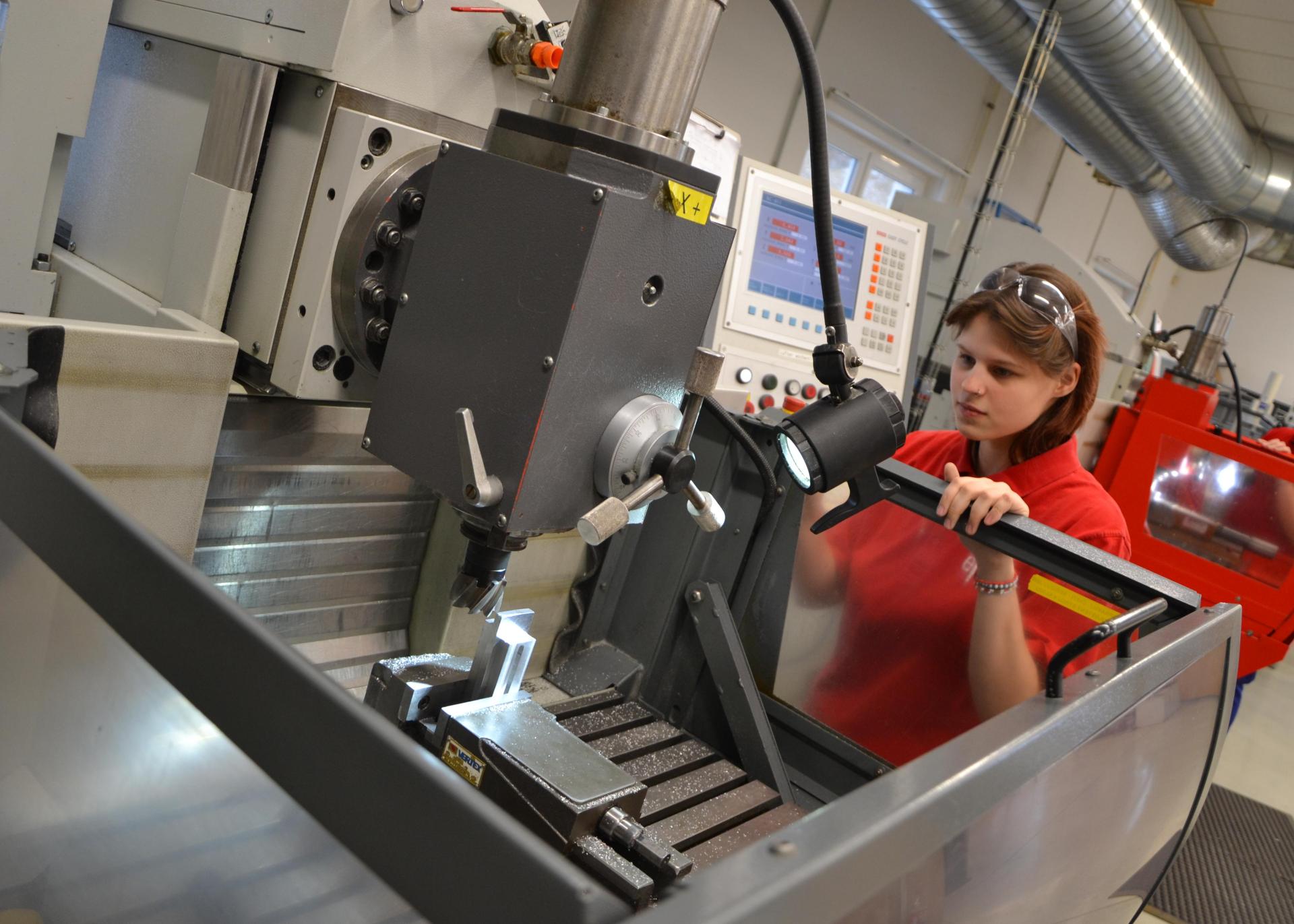 Konzentriert bei der Arbeit: Martina lernt in der Nähe von Sokolov Werkzeugbauer. Die Berufsausbildung in Tschechien ist noch sehr verschult. Das soll sich jetzt ändern. Ihr Ausbildungsbetrieb legt aber schon heute großen Wert auf fundiertes praktisches Knowhow. (Bild: Reiner Wittmann)