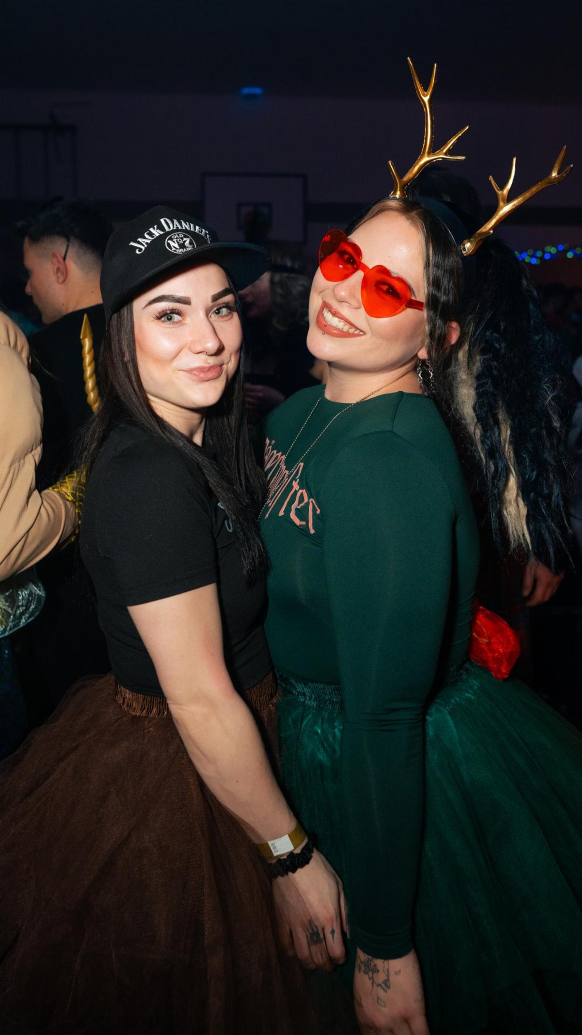 Am Sportlerball in Schirmitz gings mit Vollgas weiter im Faschingstreiben.  (Bild: Hannes Stock)