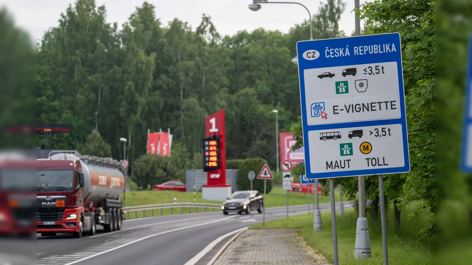 Ein Vergleich der Tankpreise lohnt sich vor allem in Grenzregionen wie hier am Übergang nach Tschechien. (Bild: Pia Bayer/dpa)