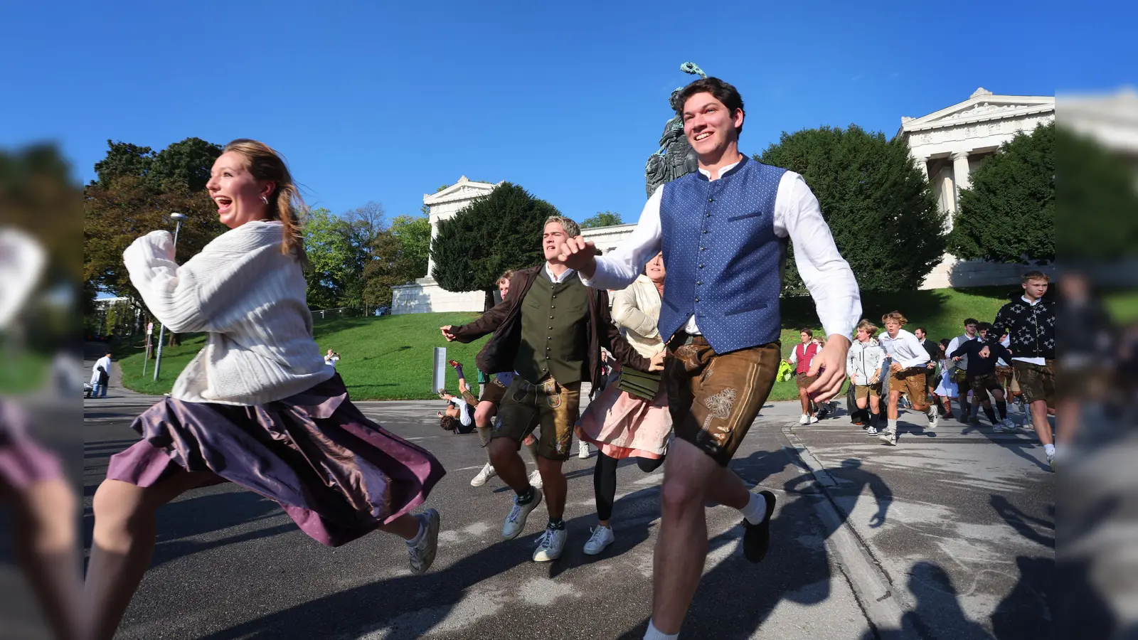 Oktoberfestbesucher stürmen nach der Eröffnung des Platzes, vor der Bavaria auf die Festwiese.  (Bild: Karl-Josef Hildenbrand)