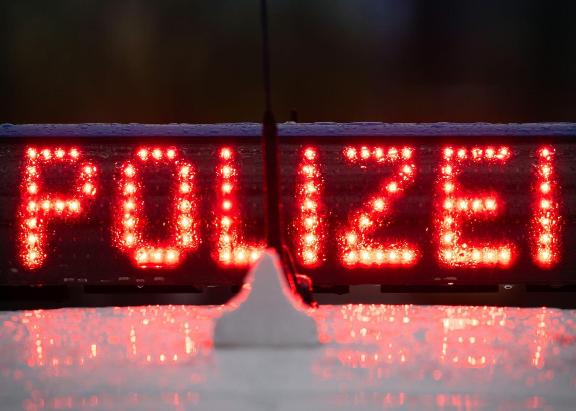 Unbekannte, vermutlich Jugendliche, waren in Weiden auf einem verlassenen Firmengelände unterwegs: Die Polizei ermittelt wegen Hausfriedensbruch. (Symbolbild: Soeren Stache/dpa)