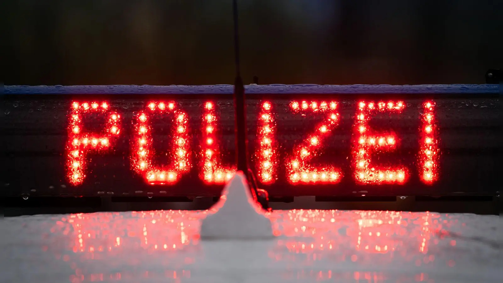 Unbekannte, vermutlich Jugendliche, waren in Weiden auf einem verlassenen Firmengelände unterwegs: Die Polizei ermittelt wegen Hausfriedensbruch. (Symbolbild: Soeren Stache/dpa)