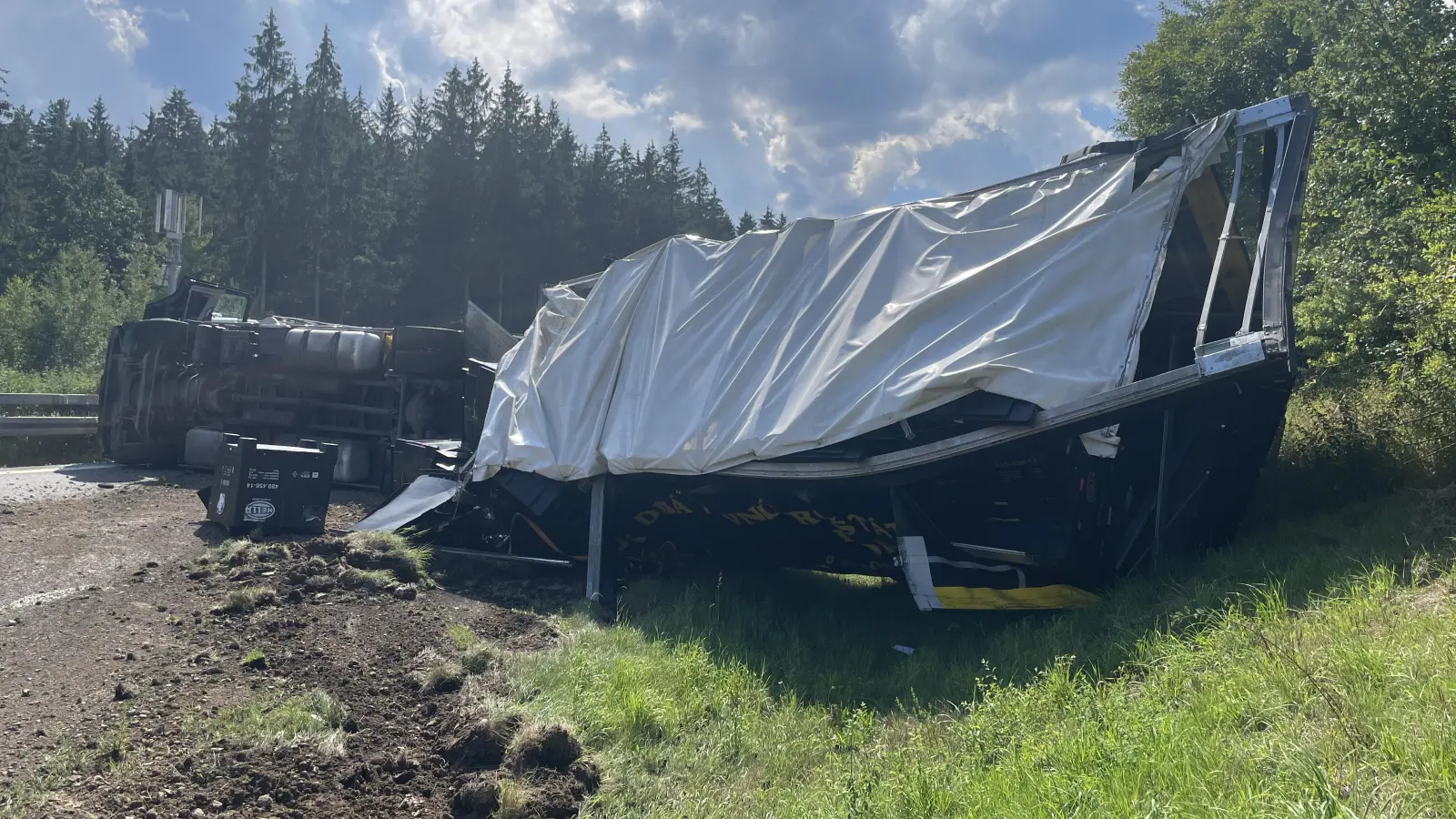 Der Fahrer war von der Straße abgekommen und mit seinem Lastwagen umgekippt. Damit blockierte er über vier Stunden die Autobahn. (Bild: Verkehrspolizeiinspektion Weiden)