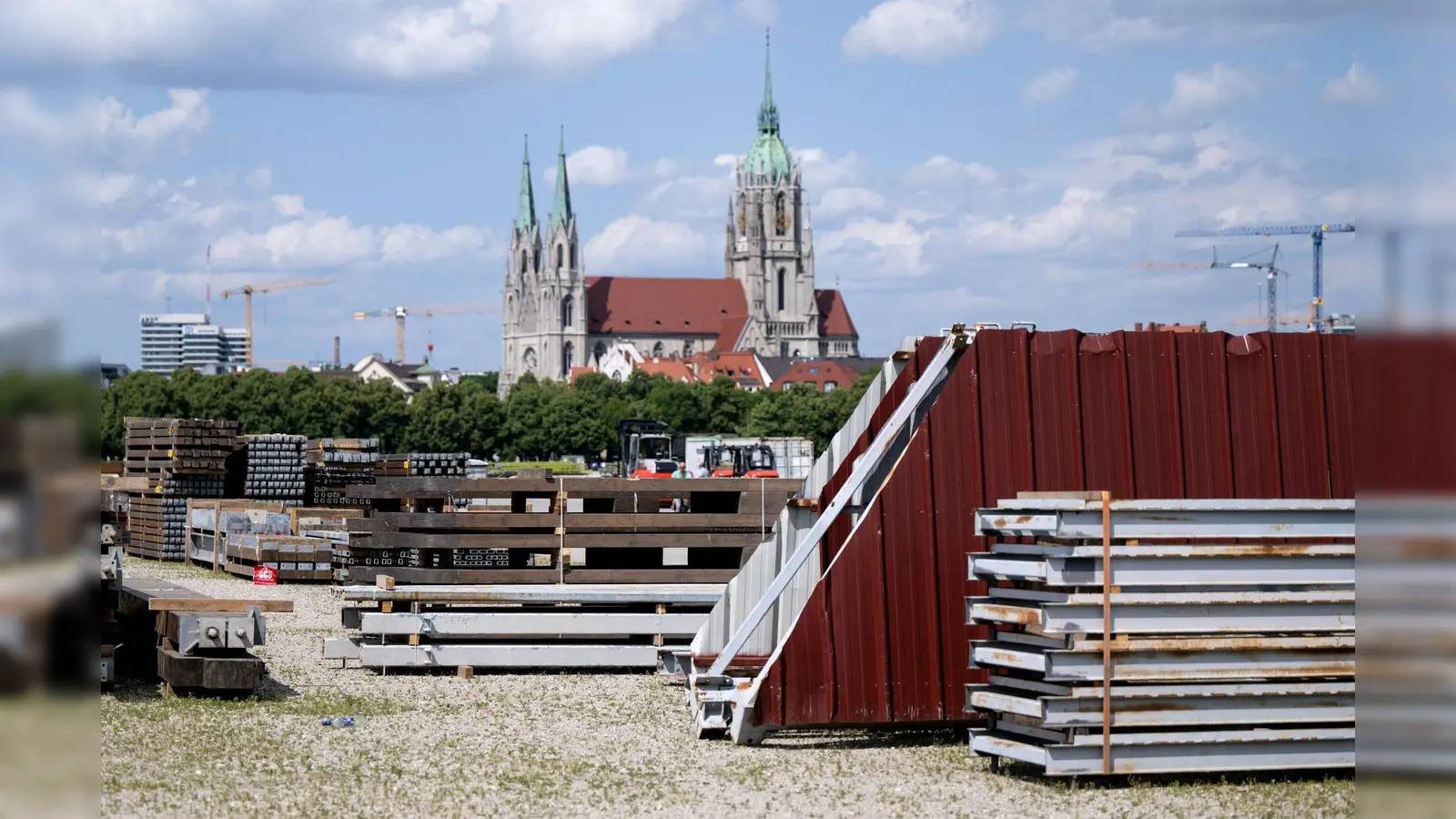 Der Aufbau zur diesjährigen Wiesn läuft bereits. (Bild: Sven Hoppe/dpa)