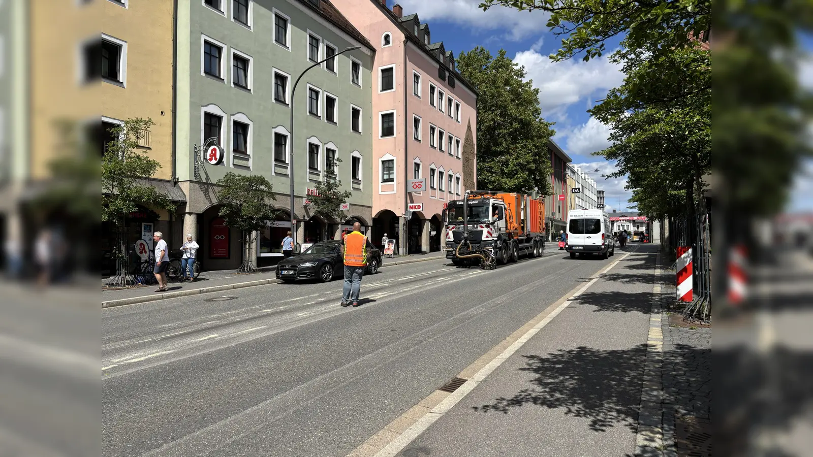 Bauarbeiter entfernen am Montag den umstrittenen Mittelstreifen in der Dr.-Pfleger-Straße. (Bild: mcl)