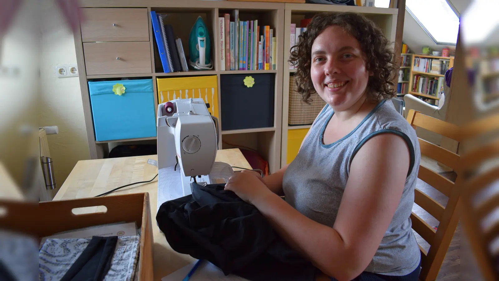 Als Mama einer eineinhalbjährigen Tochter sei das Nähen als Hobby super praktisch und lasse sich in den Alltag mit Kind wunderbar integrieren. „Die Stoffe und die Nähmaschine kann ich schnell mal liegen lassen.”  (Bild: szl)