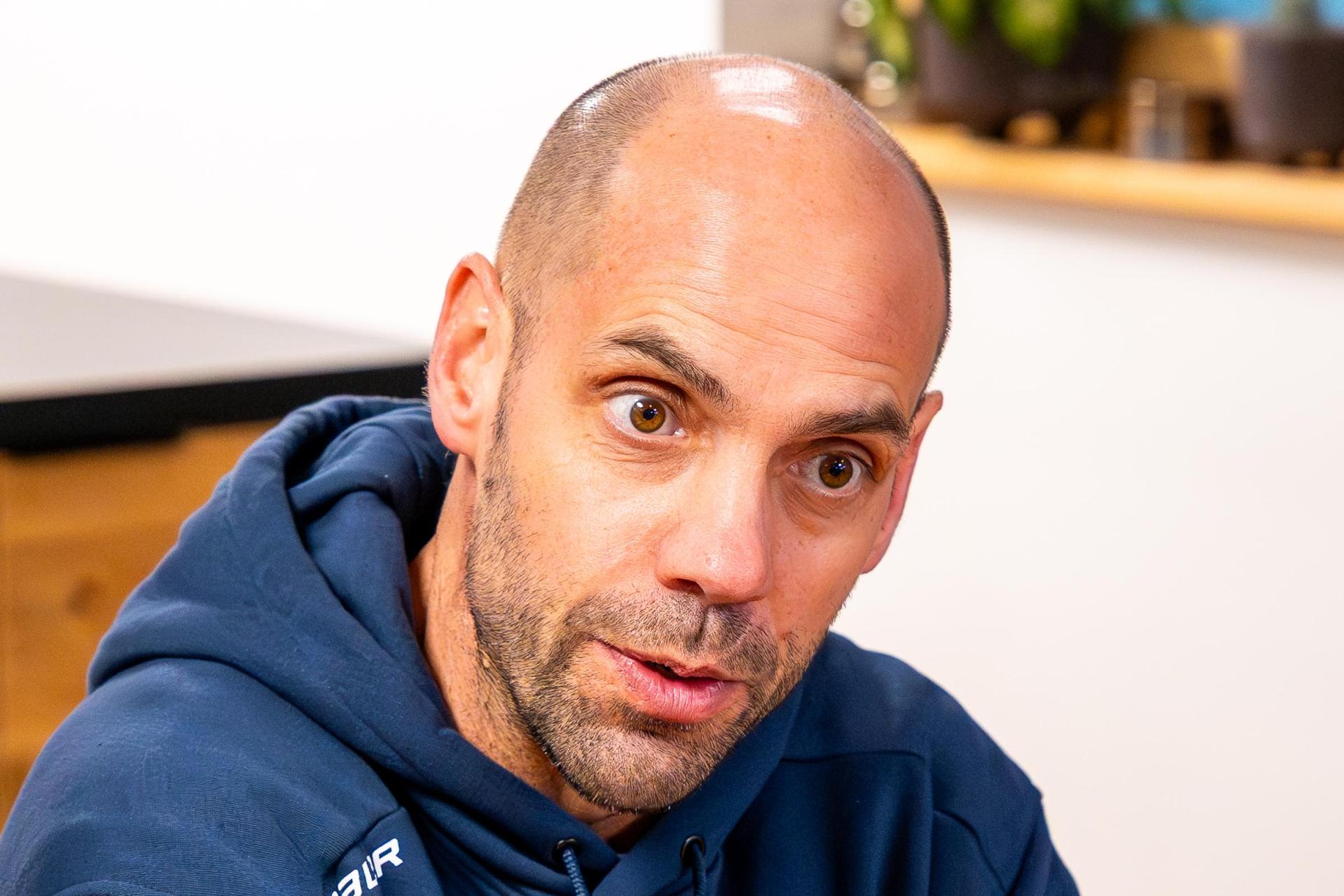 In der neuen Folge „Powerplay” geht es vor allem um den neuen Mann an der Bande der Blue Devils Weiden: Der Kanadier Alan Letang.  (Bild: Elke Englmaier)