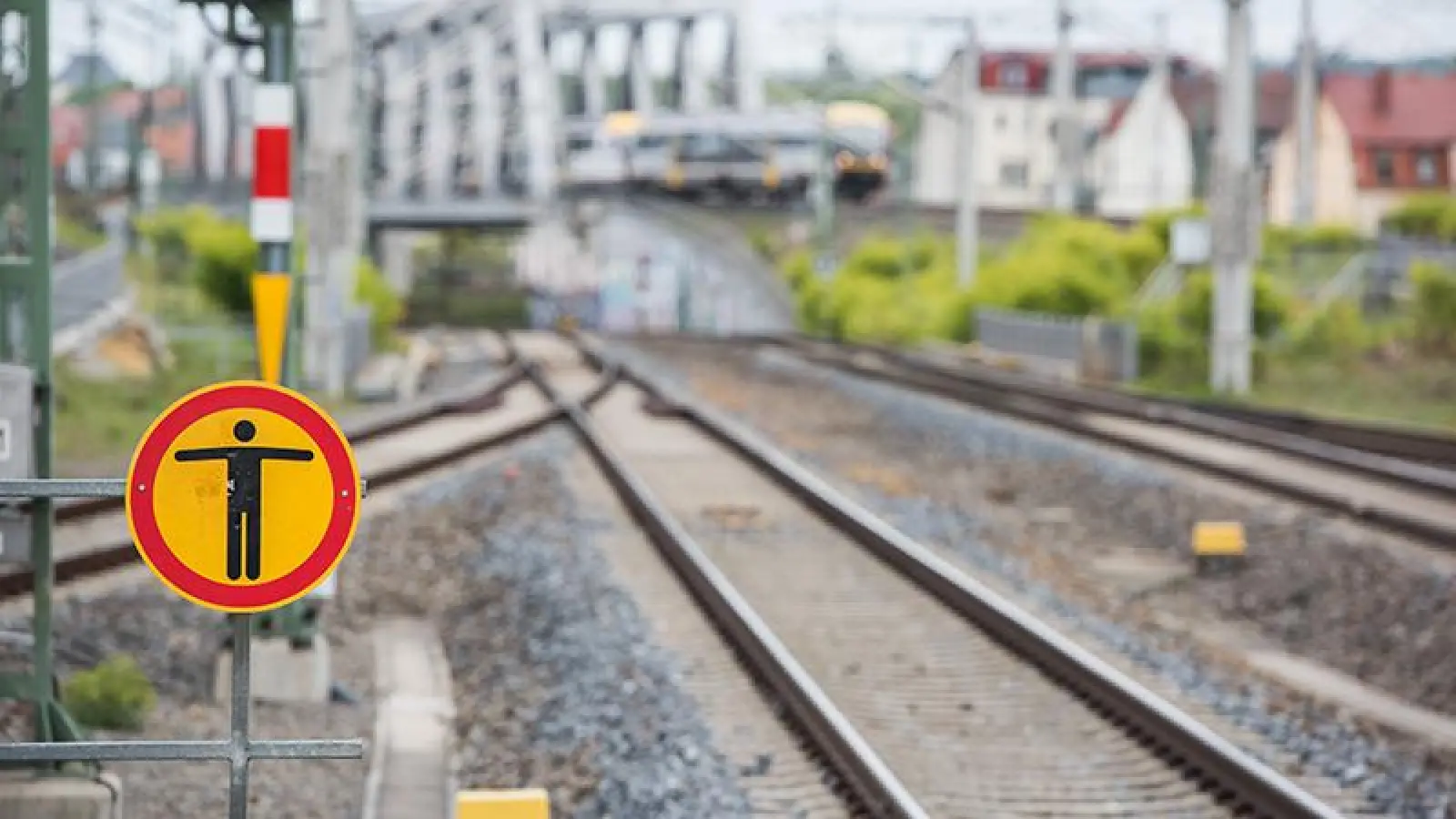 Ein 66-jähriger Mann löst in Regensburg eine Notbremsung einer Regionalbahn aus, indem er sich im Gleisbereich aufhält. (Symbolbild: Bundespolizei)
