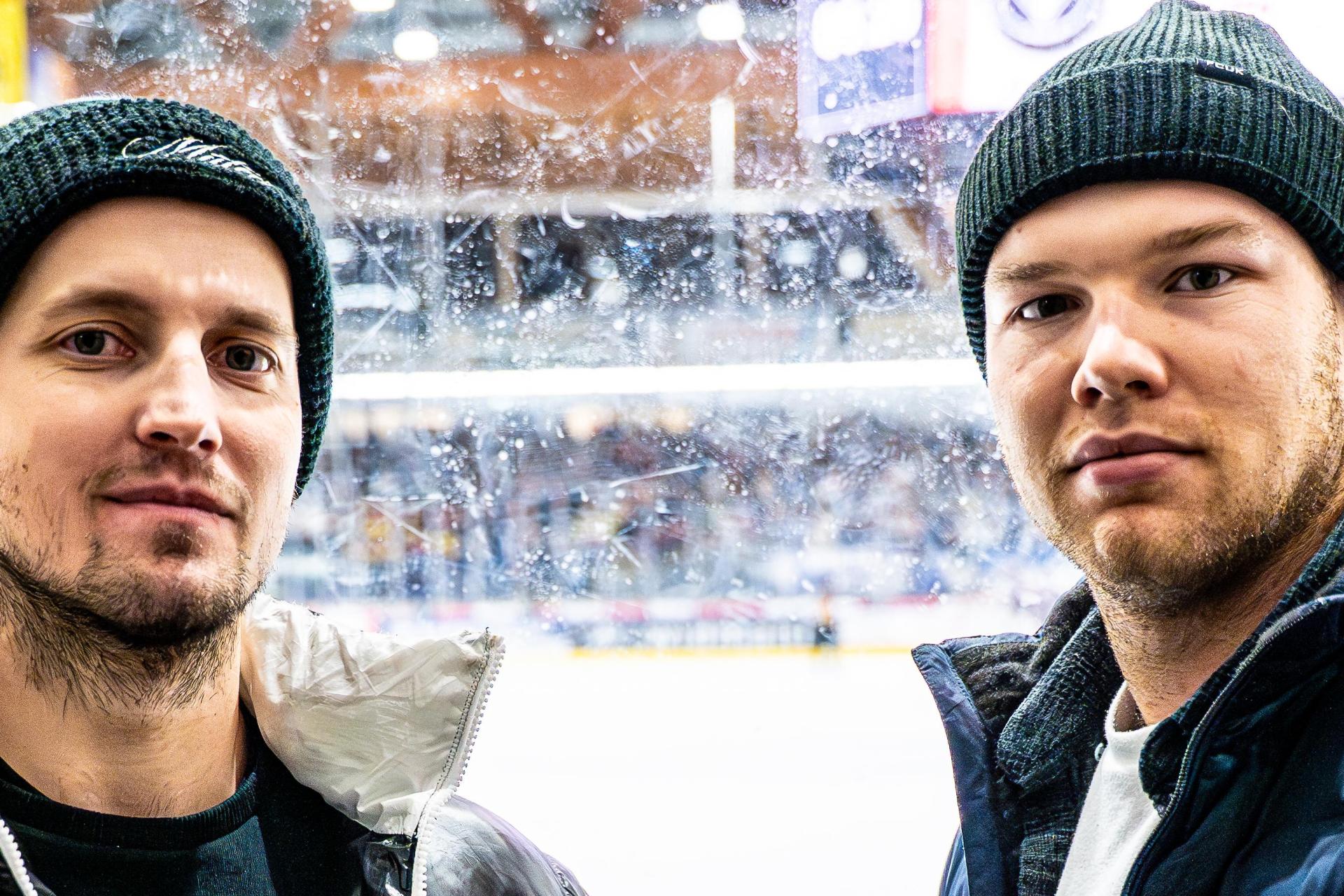 Tomas Rubes (links) und Tyler Ward verlassen die Blue Devils Weiden. (Bild: Elke Englmaier)